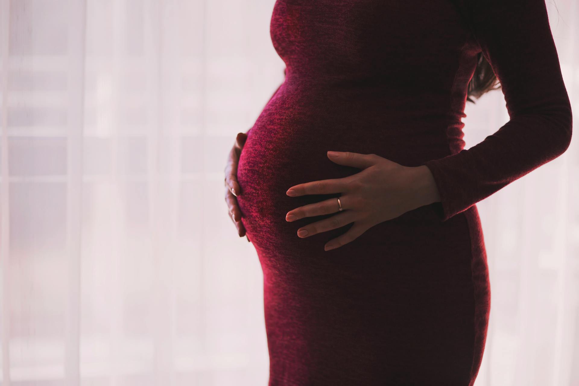Nahaufnahme einer schwangeren Frau, die ihren Babybauch hält | Quelle: Pexels