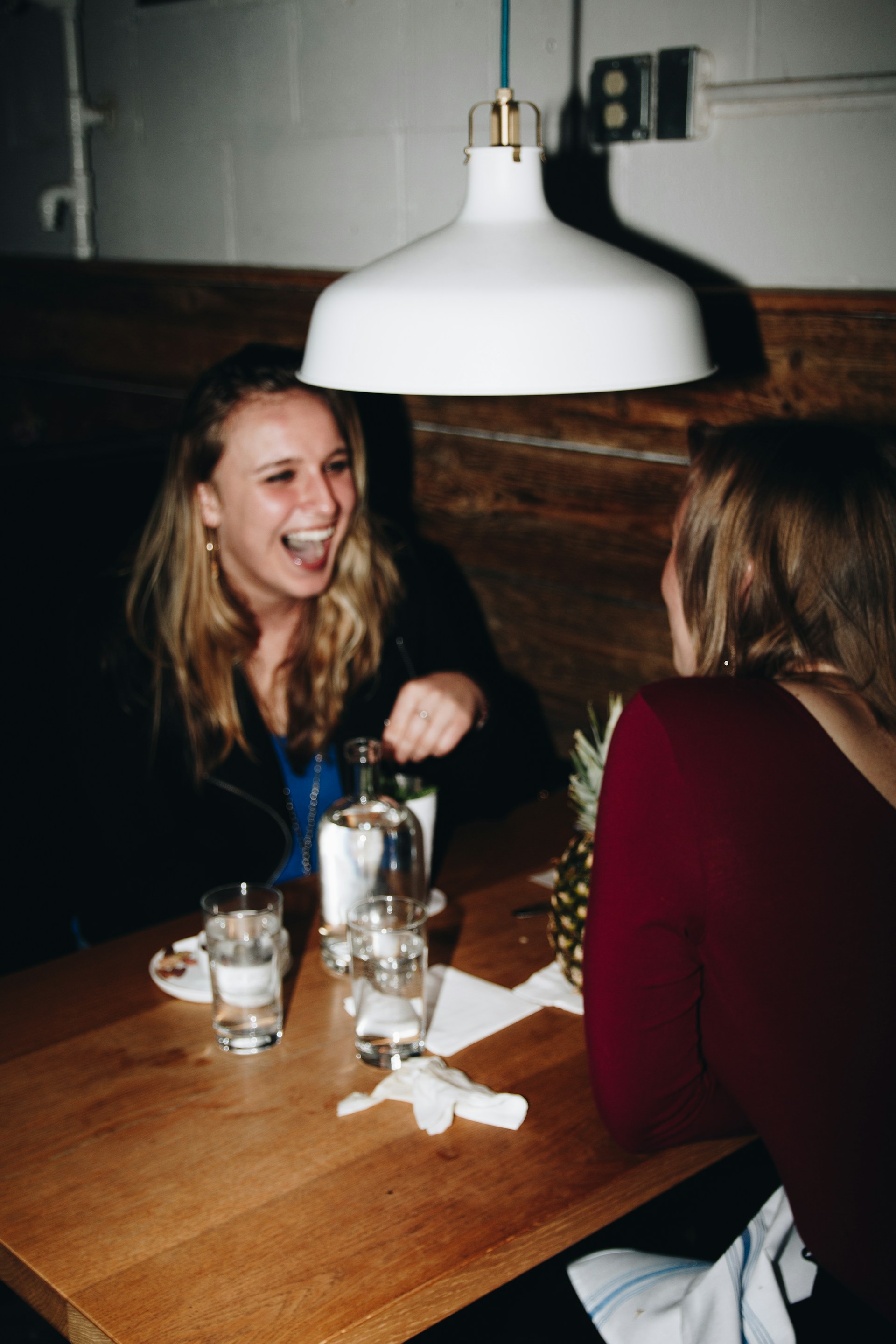 Zwei begeisterte Frauen in einem Restaurant | Quelle: Unsplash