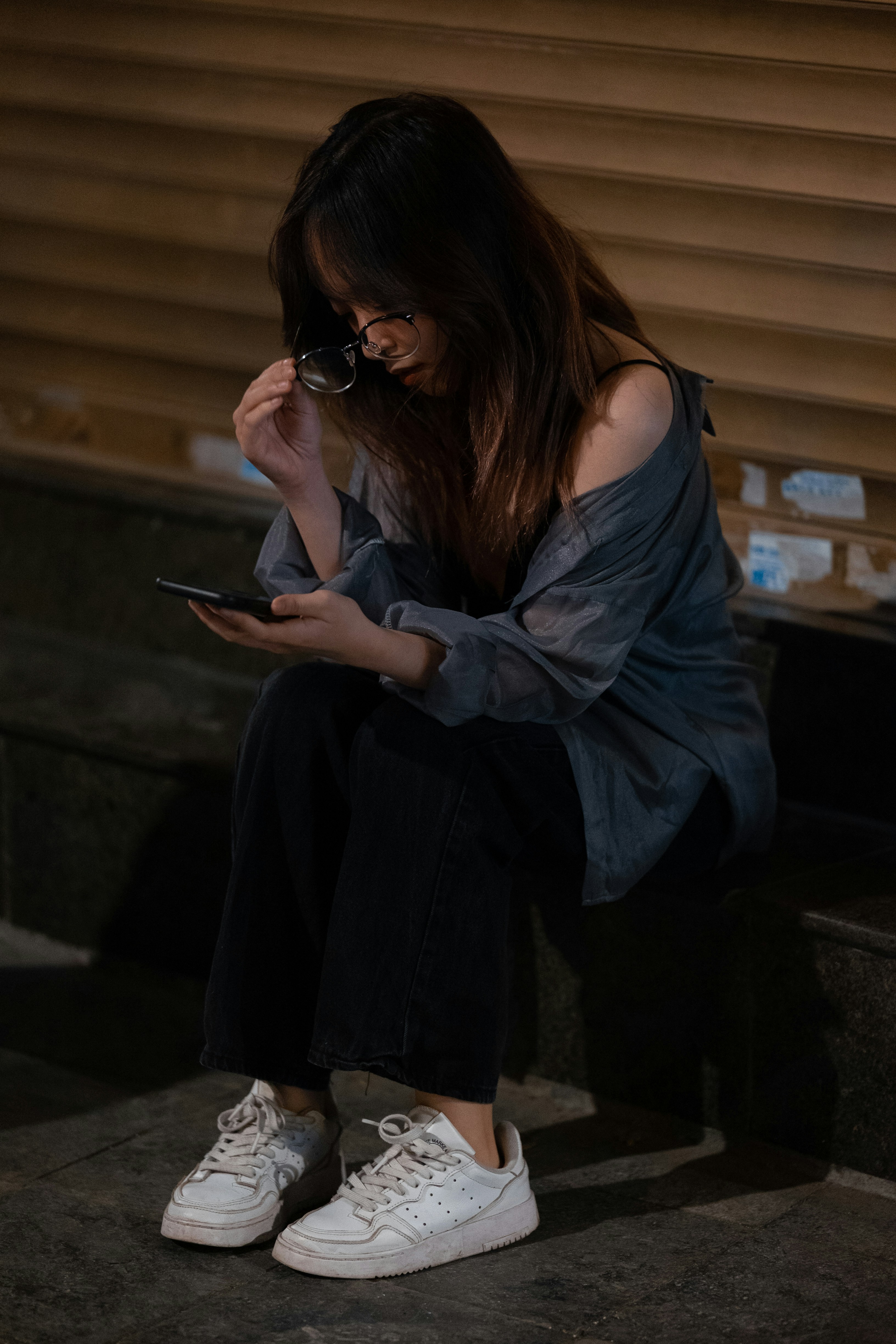 Eine Frau benutzt ihr Handy | Quelle: Unsplash