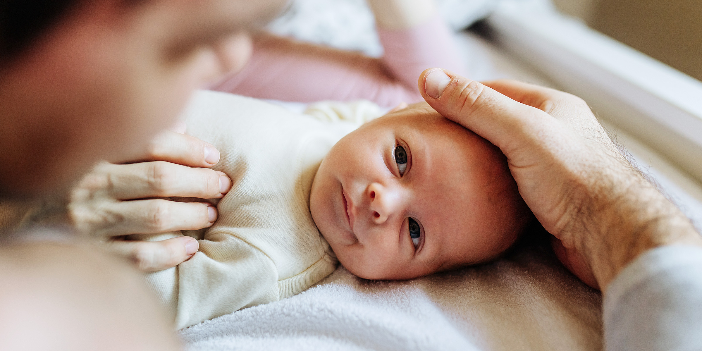 Ein Mann mit seinem Baby | Quelle: Shutterstock
