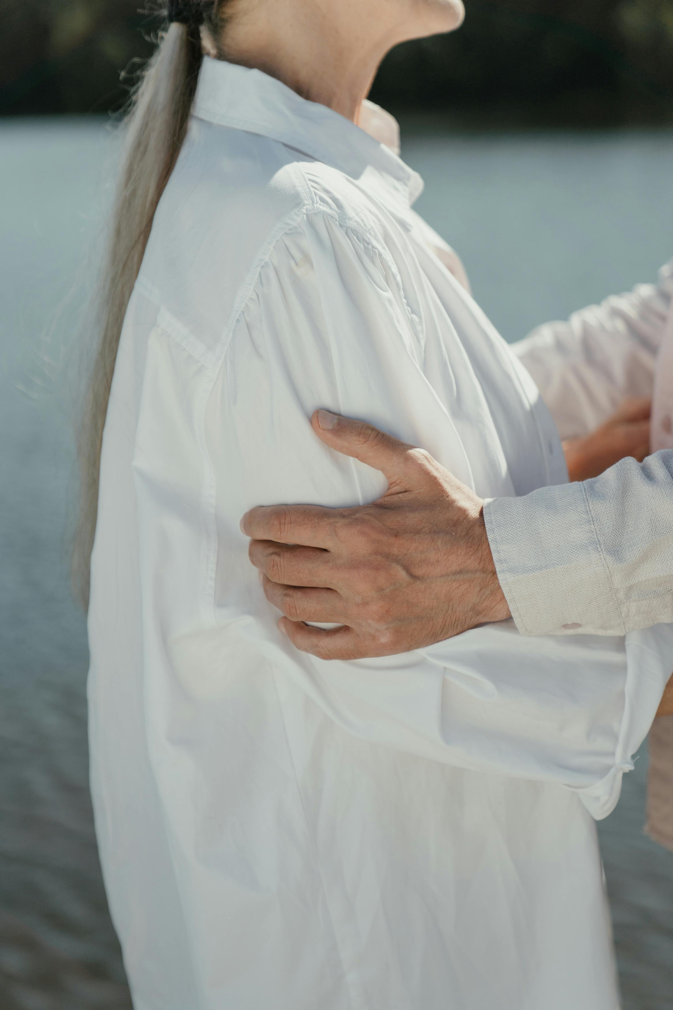 Ein sich umarmendes Paar | Quelle: Pexels