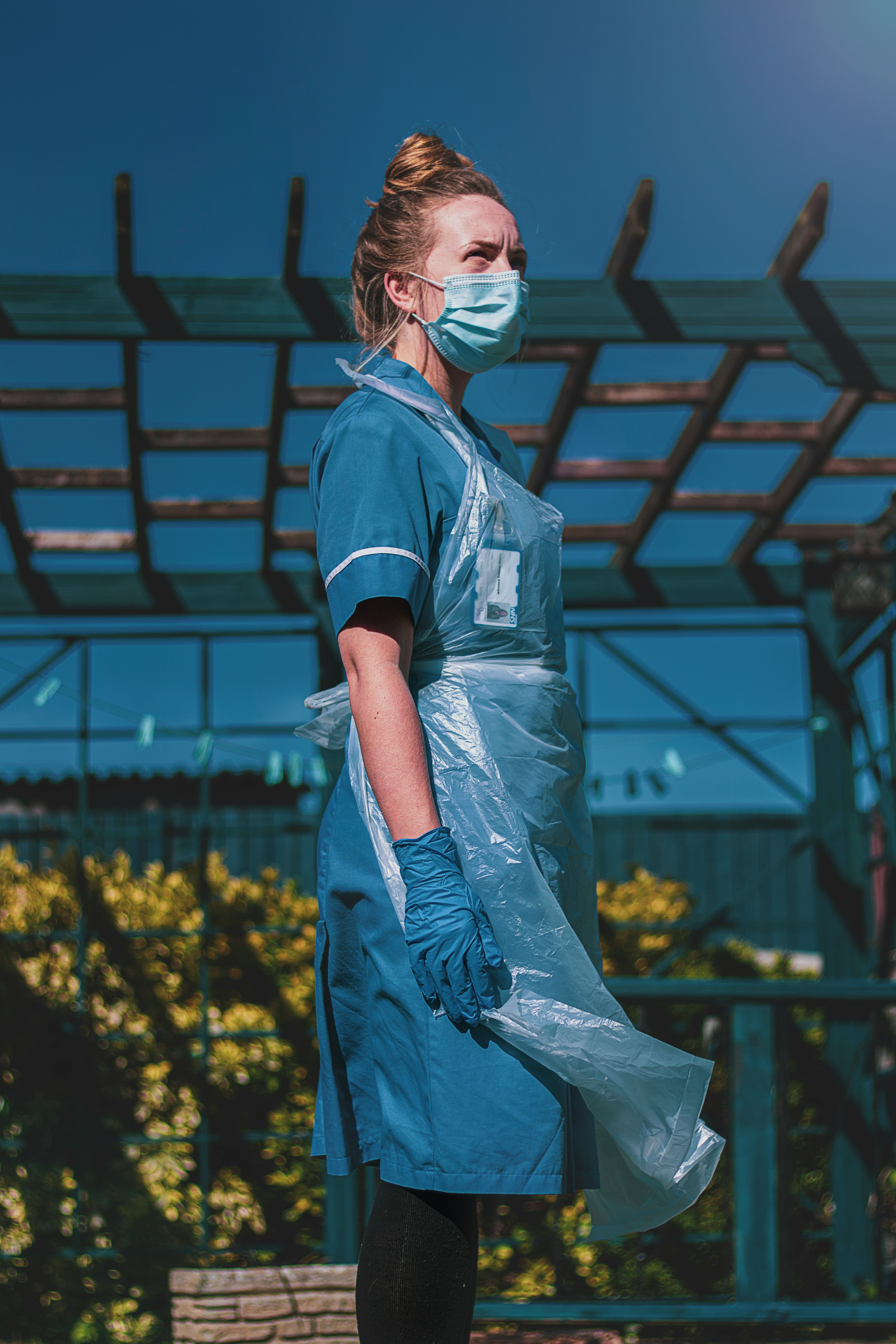 Eine Frau in Reinigungskleidung | Quelle: Unsplash