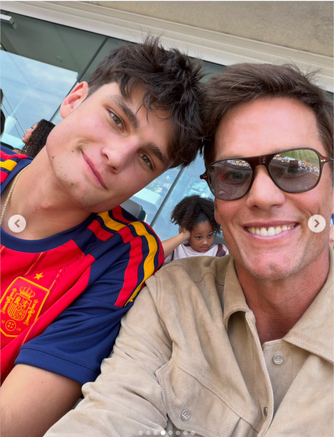 Tom Brady teilt ein Selfie mit seinem Sohn Jack, der ein spanisches Fußballtrikot trägt – das Foto ist Teil von Bradys Geburtstagsgruß an seinen Sohn. | Quelle: Instagram/tombrady