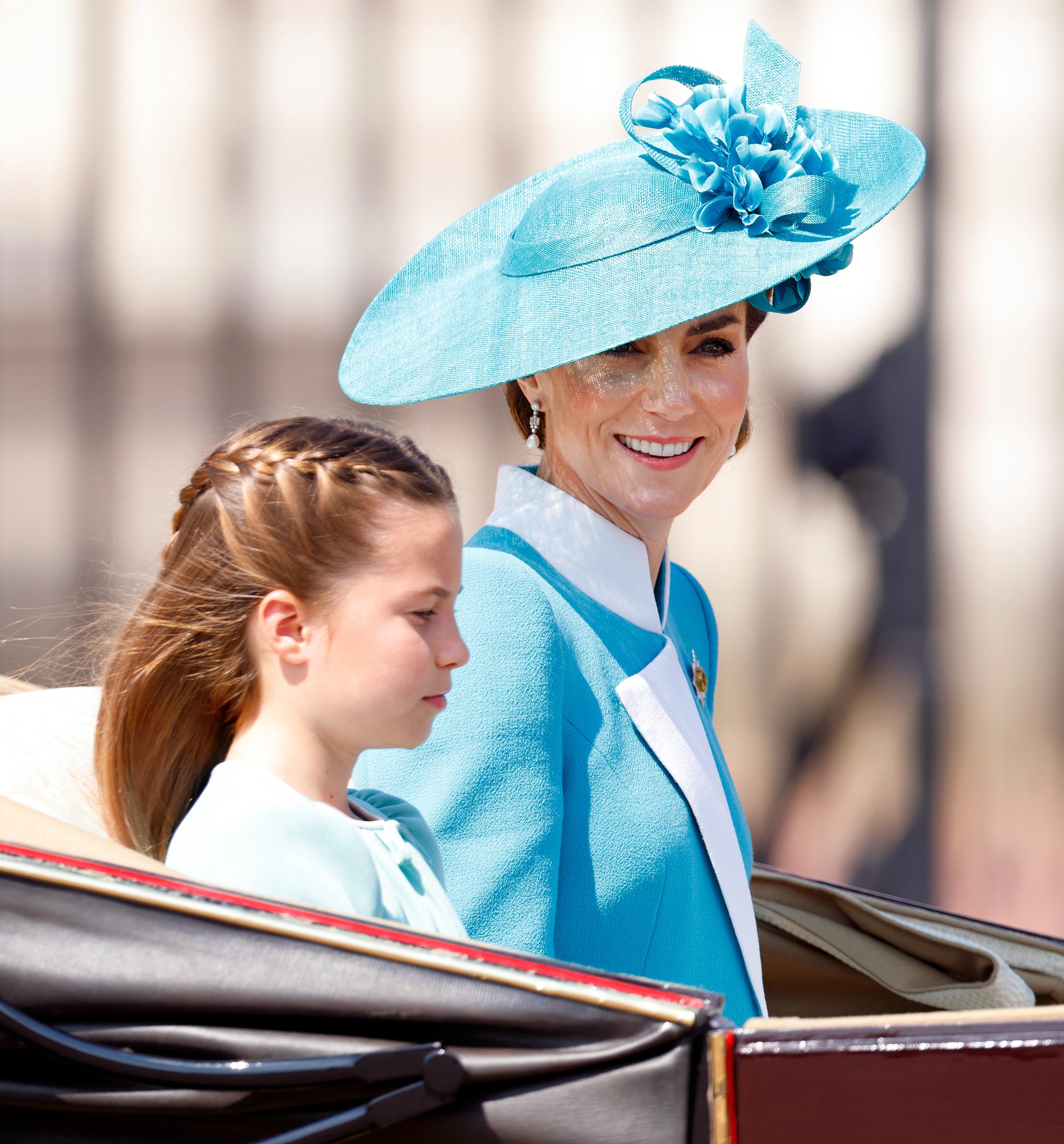Catherine, Prinzessin von Wales, sieht strahlend aus, wenn sie neben Prinzessin Charlotte in der Kutsche sitzt. Die verblüffende Ähnlichkeit des Duos sorgt für Aufregung in den sozialen Medien.