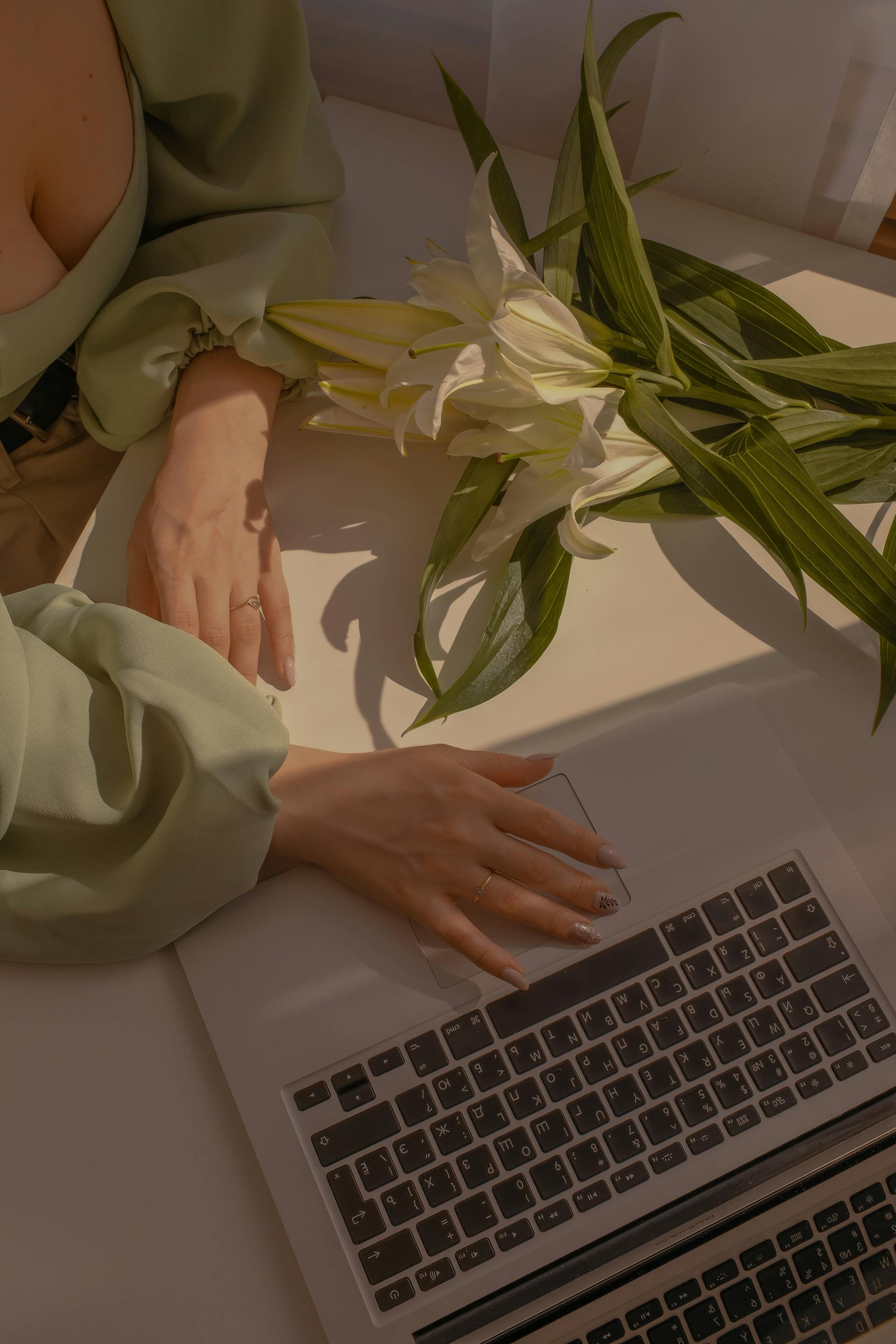 Eine Nahaufnahme einer Frau, die an ihrem Laptop arbeitet | Quelle: Pexels