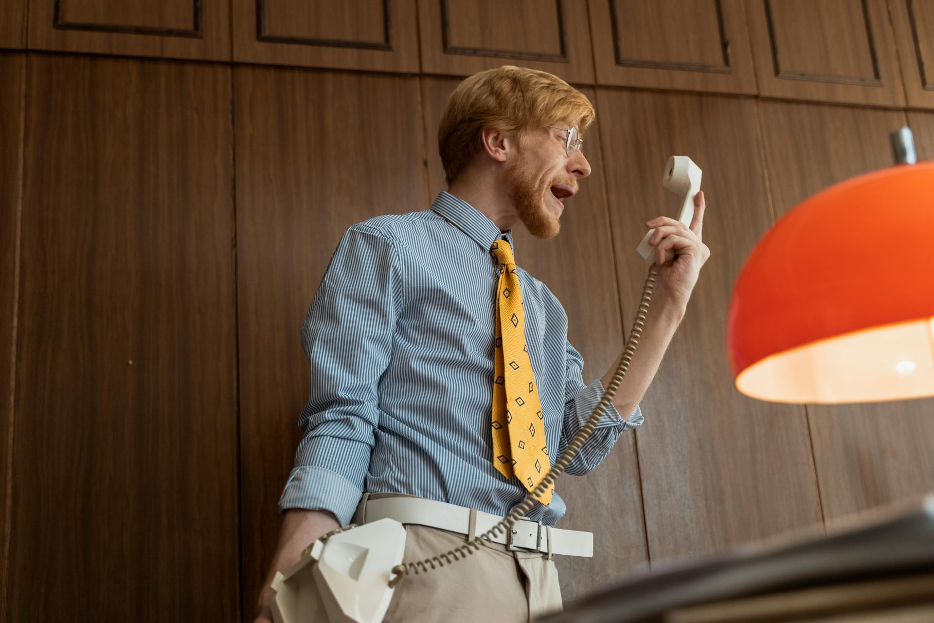 Ein Mann schreit, während er einen Telefonhörer hält | Quelle: Pexels