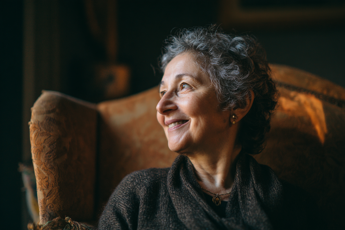 Eine ältere Frau lächelt | Quelle: Midjourney