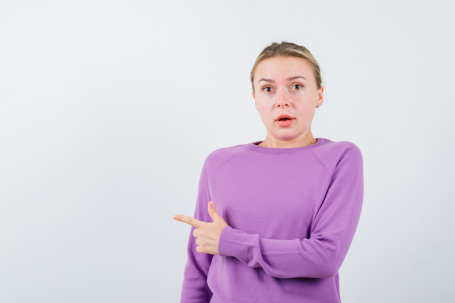 Eine Frau, die mit dem Finger zeigt | Quelle: Freepik