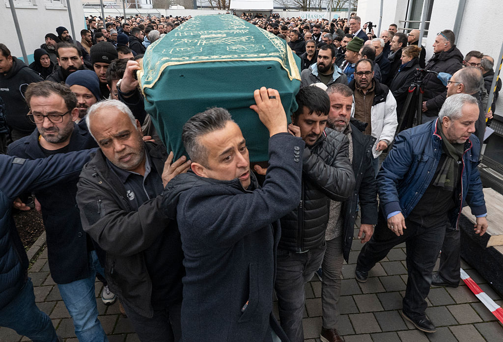 5. Februar 2026, Rheinland-Pfalz, Ludwigshafen: Über tausend Leute haben Serkan C. im Innenhof der Alemi-Islam-Moschee in Ludwigshafen die letzte Ehre erwiesen. | Quelle: Getty Images