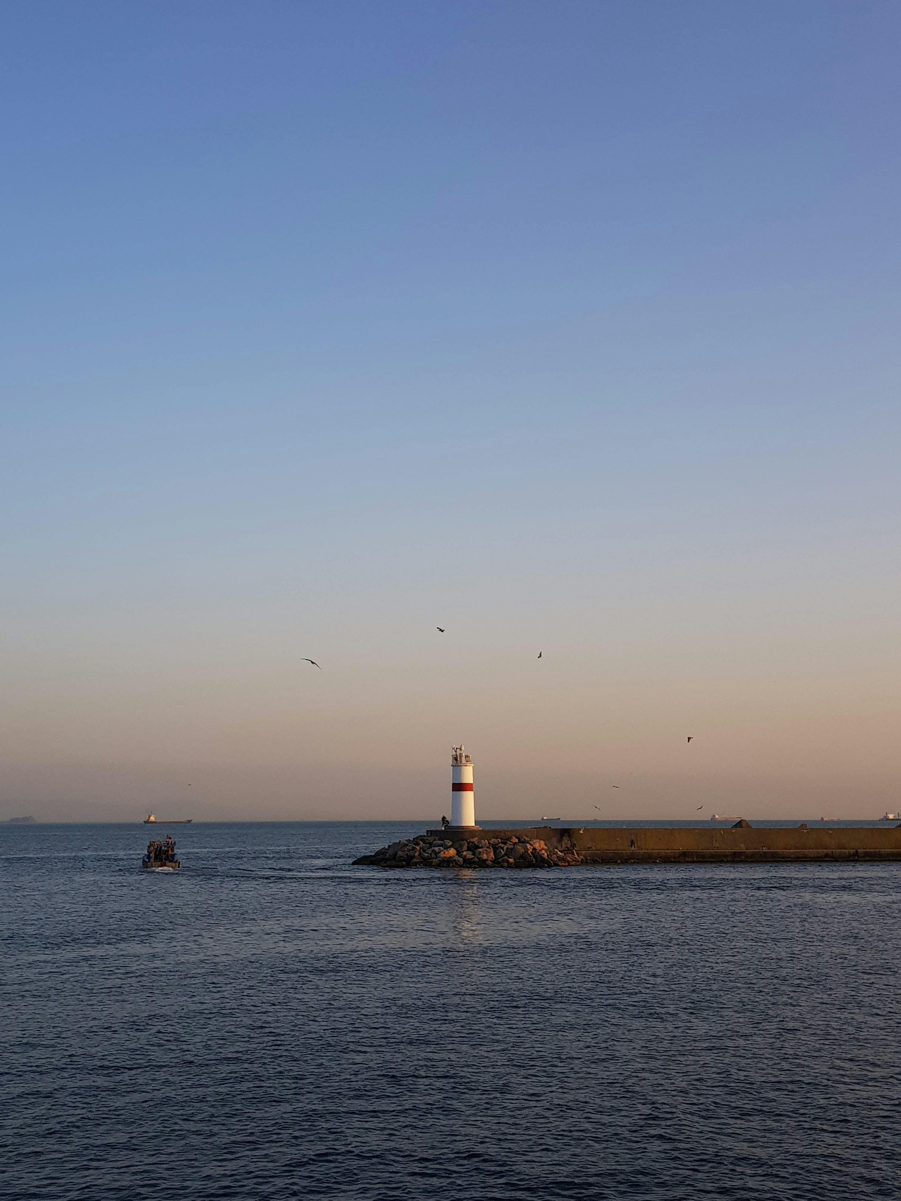 Ein abgelegener Leuchtturm | Quelle: Pexels