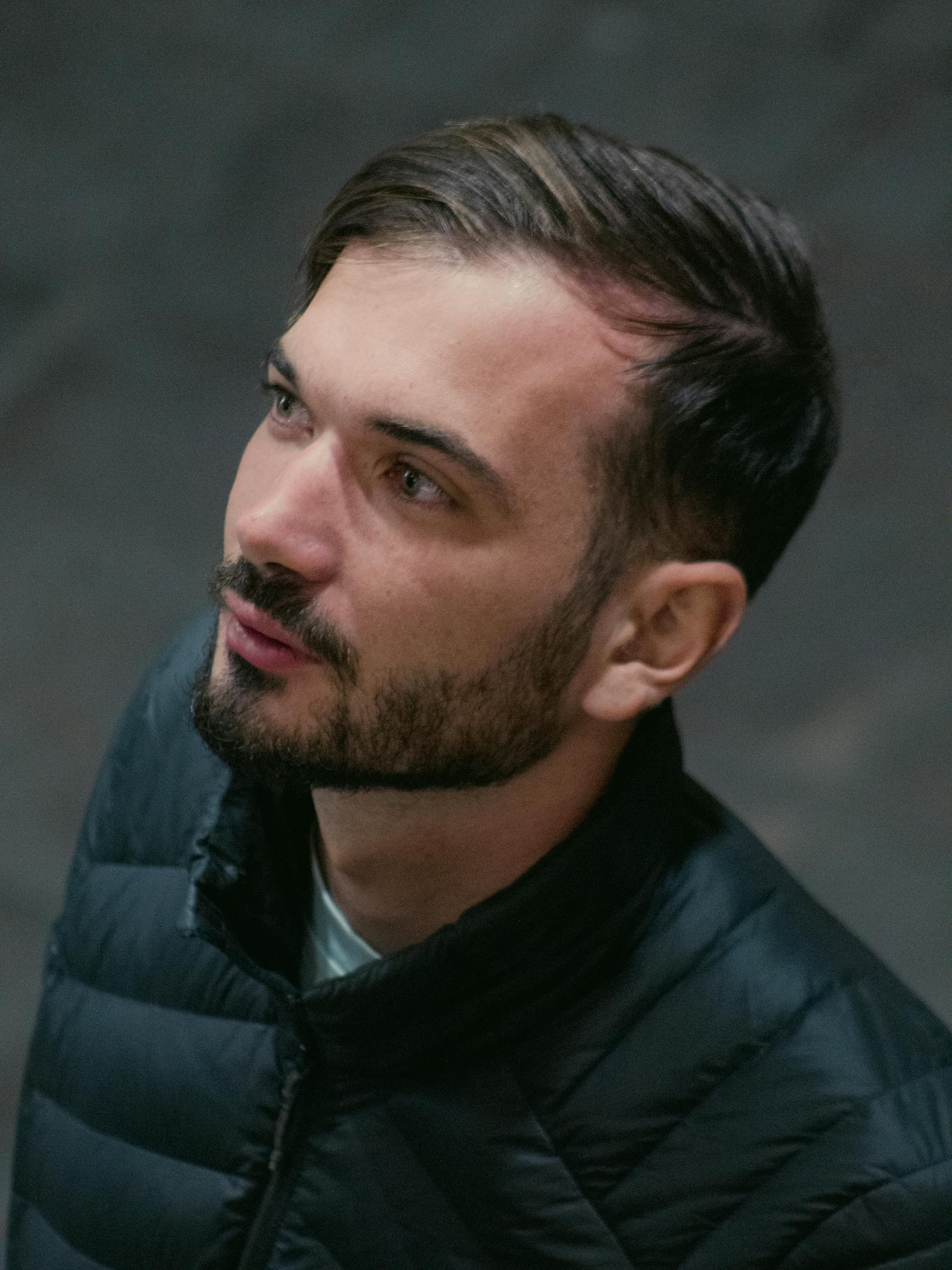 Ein Mann im Gespräch | Quelle: Pexels