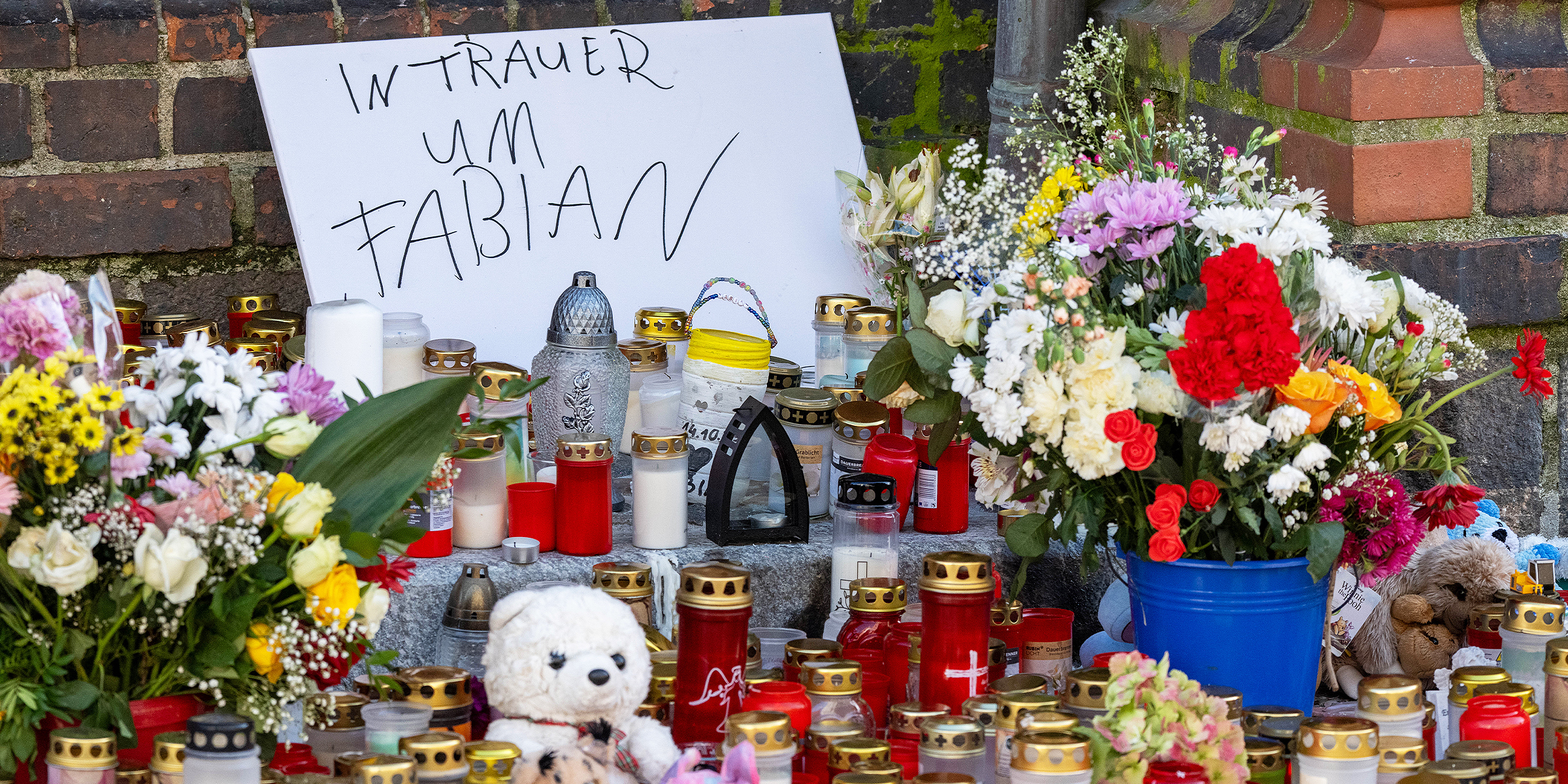 Blumengestecke und Schildern für den verstorbenen Fabian | Quelle: Getty Images