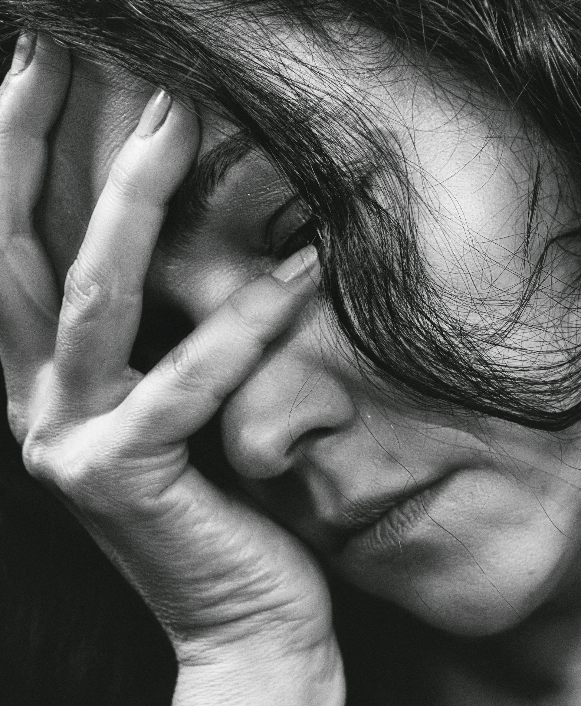 Eine Frau, die ihren Kopf in ihre Hand stützt | Quelle: Pexels