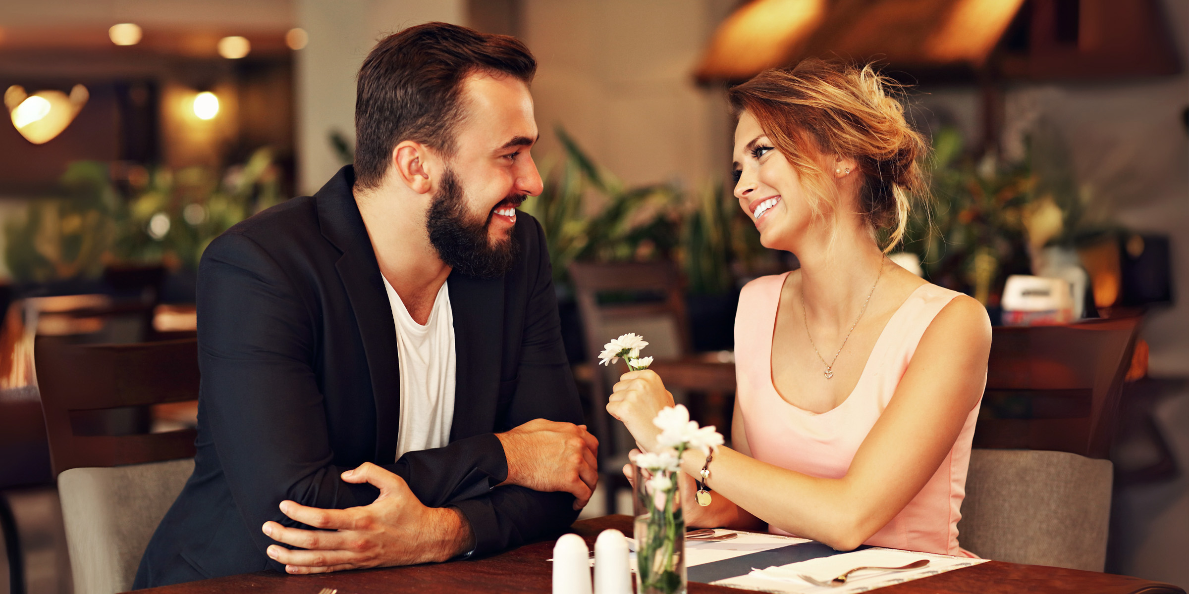 Ein glückliches Paar bei einem romantischen Restaurantbesuch | Quelle: Shutterstock