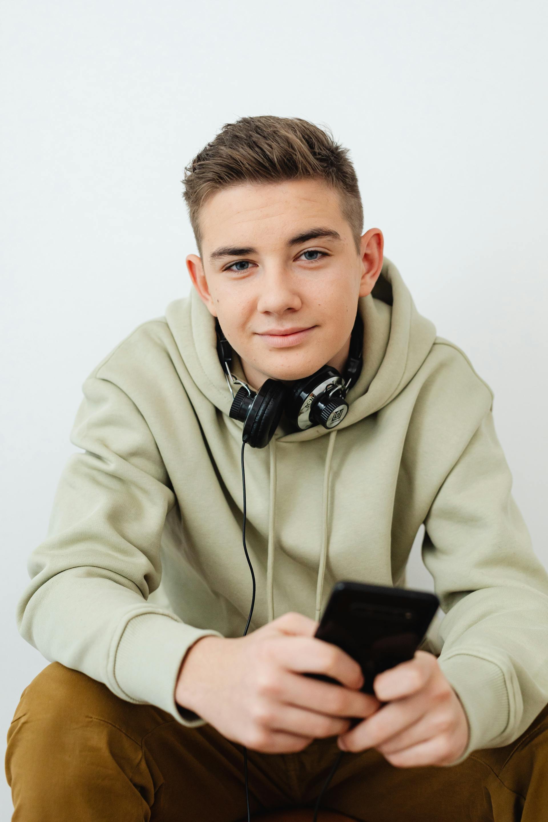 Ein lächelnder Teenager-Junge | Quelle: Pexels