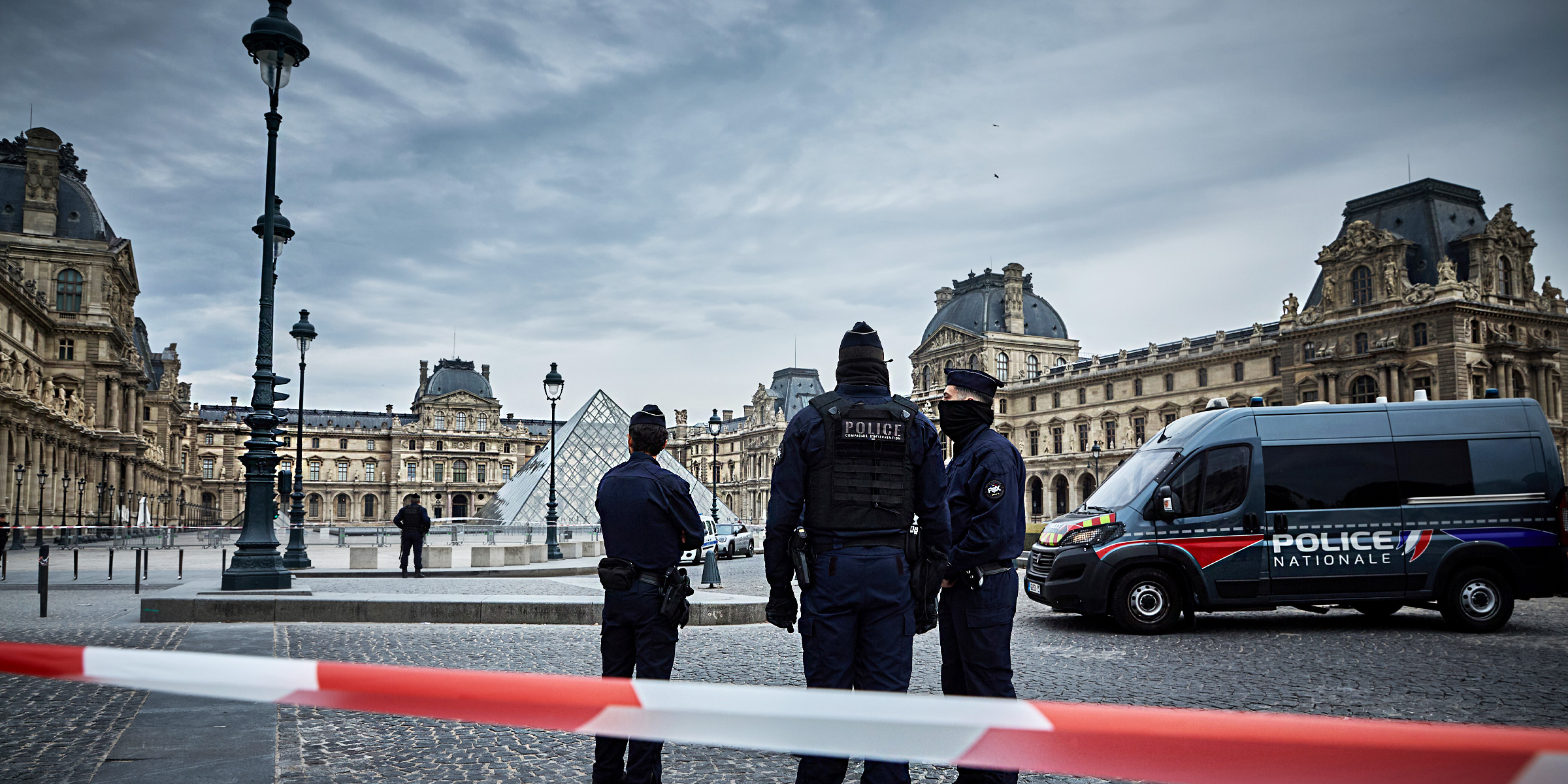 Französische Polizeibeamte vor dem Louvre | Quelle: Getty Images