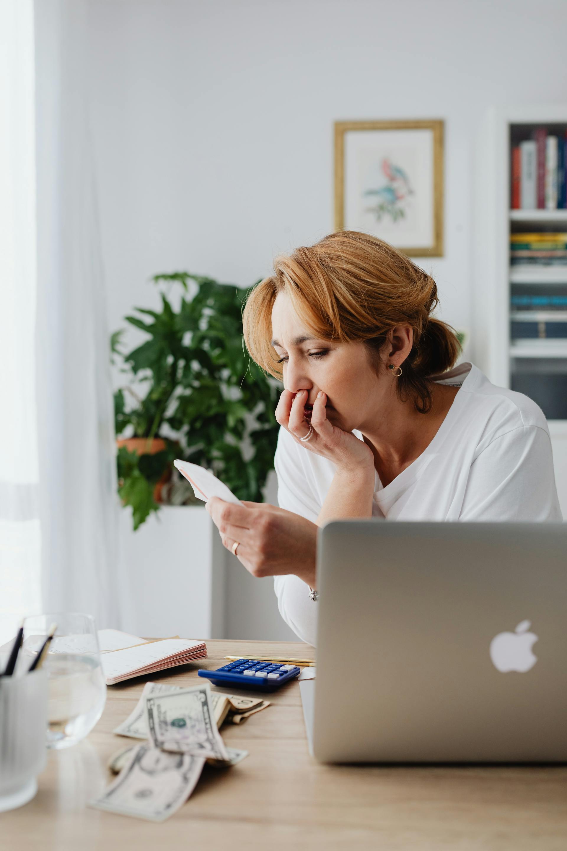 Eine nachdenkliche Frau, die an einem Schreibtisch sitzt | Quelle: Pexels