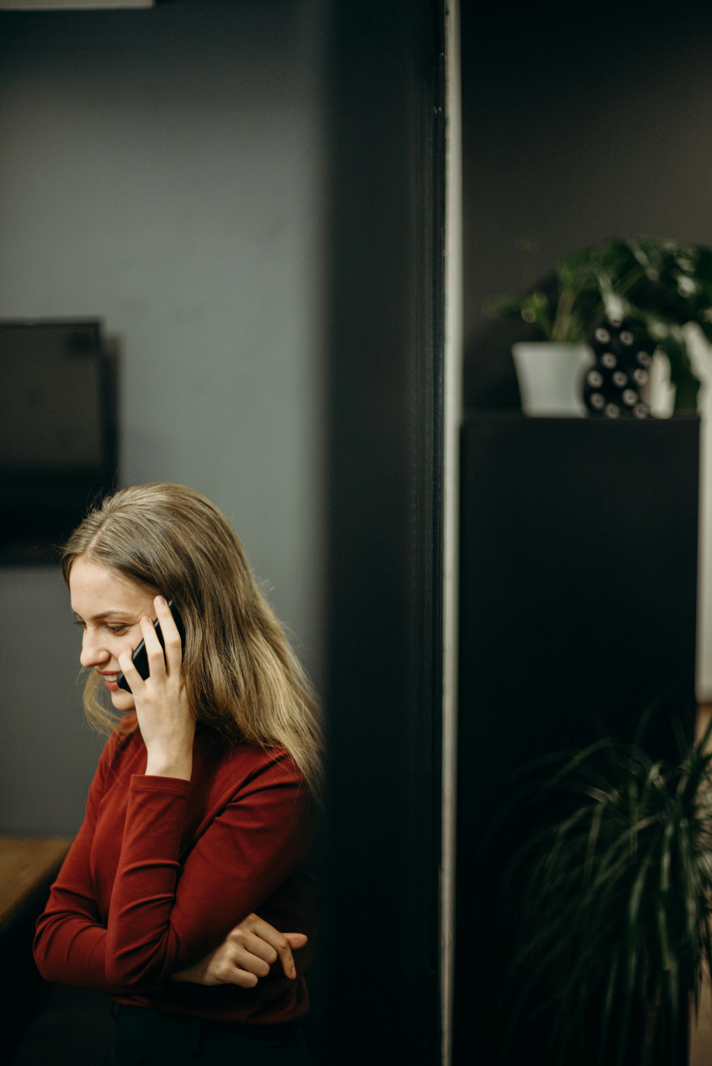 Eine glückliche Frau bei einem Anruf | Quelle: Pexels