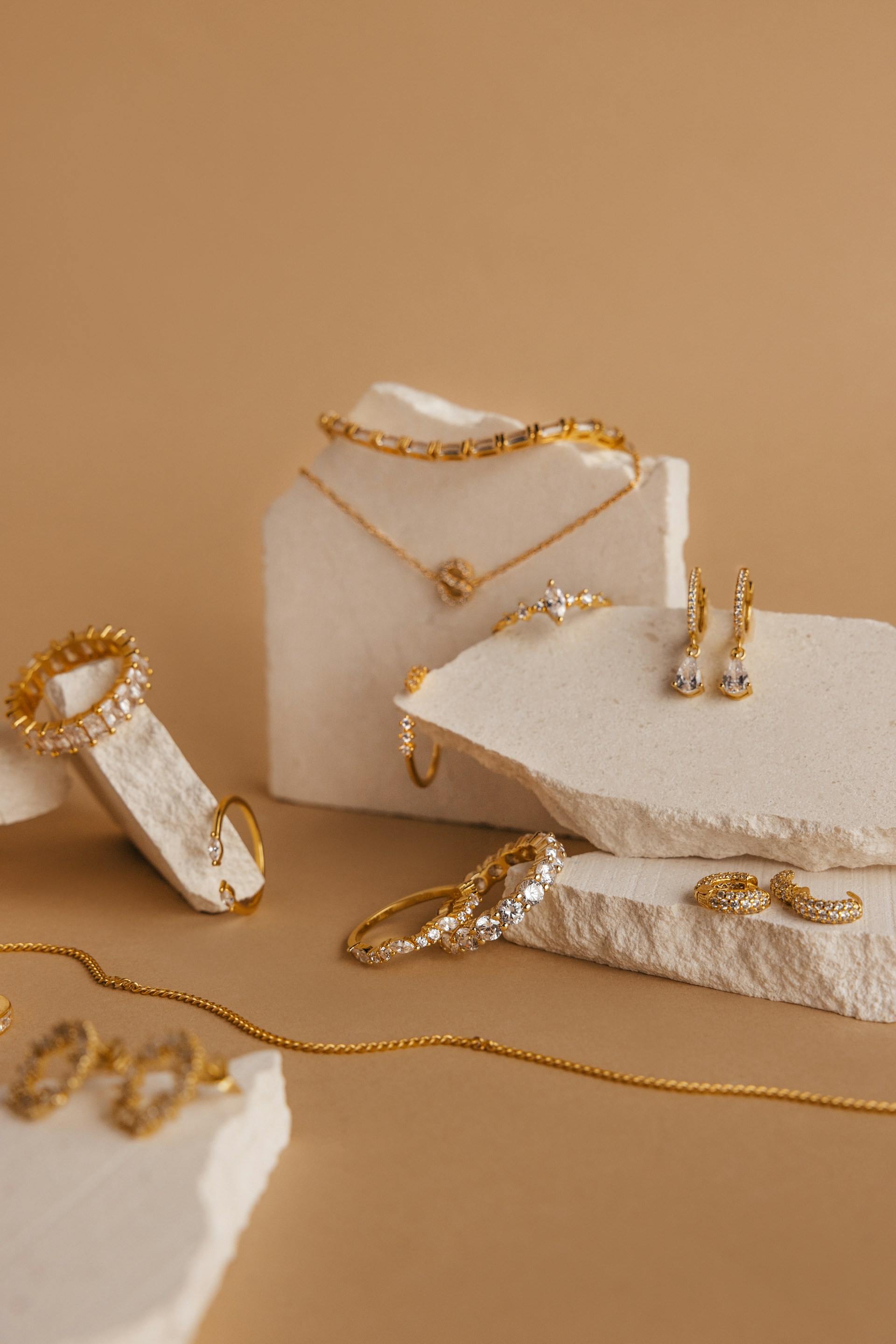 Goldene Ornamente auf einem Display | Quelle: Unsplash