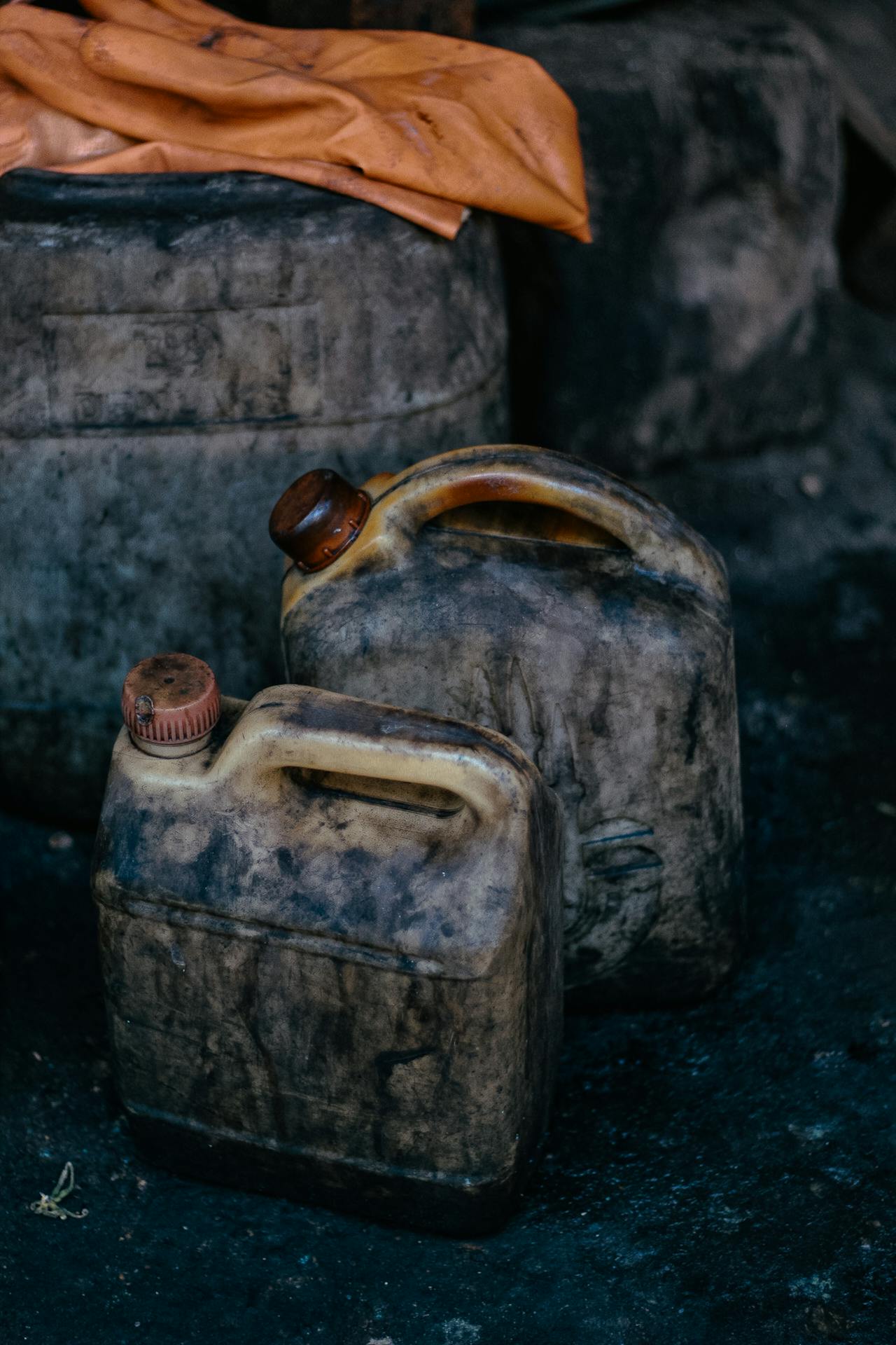 Zwei Benzinkanister | Quelle: Pexels