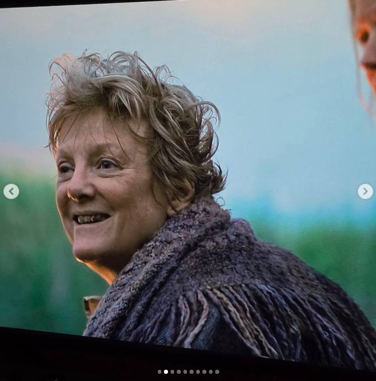 Das war für viele Fans der erste Blick auf die Schauspielerin als Ida, eine raue Waldstreunerin, die überhaupt nicht wie Nellie Oleson aussah. Das starke Make-up, die zerzausten Haare und das abgetragene Kostüm machten sie fast unerkennbar. | Quelle: Instagram/alisonarngrim