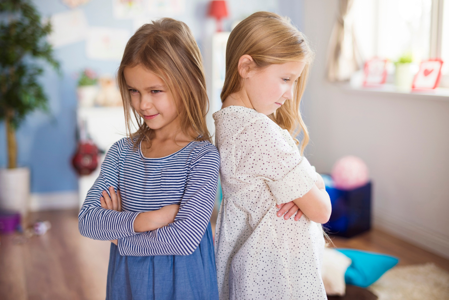Zwei Mädchen stehen mit verschränkten Armen | Quelle: Freepik