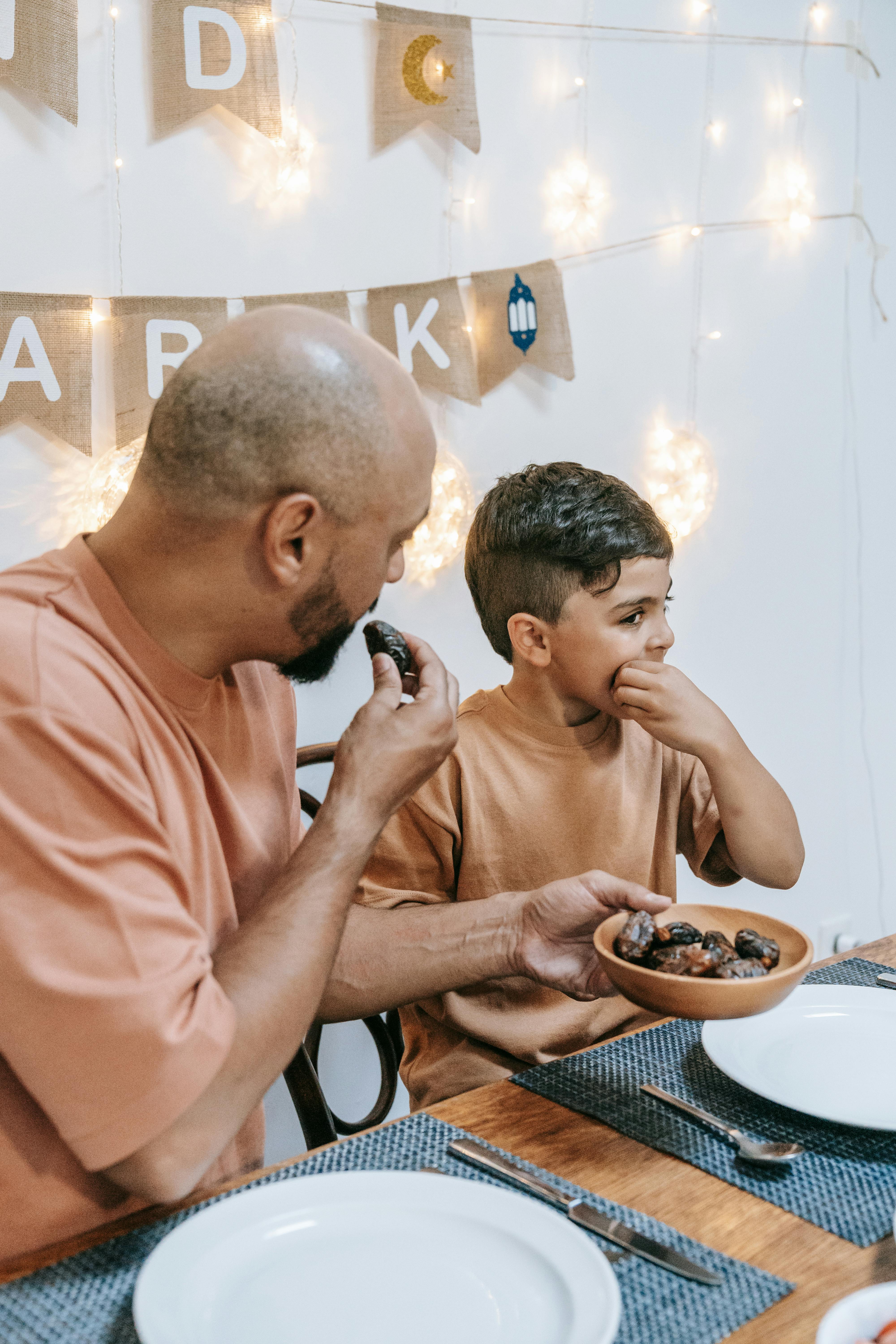Ein Vater und sein Sohn beim Bonding | Quelle: Pexels
