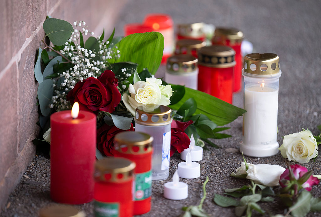 6. Februar 2026, Rheinland-Pfalz, Landstuhl: Kerzen und Blumen auf dem Bahnsteig des Bahnhofs Landstuhl zum Gedenken an Serkan C. | Quelle: Getty Images