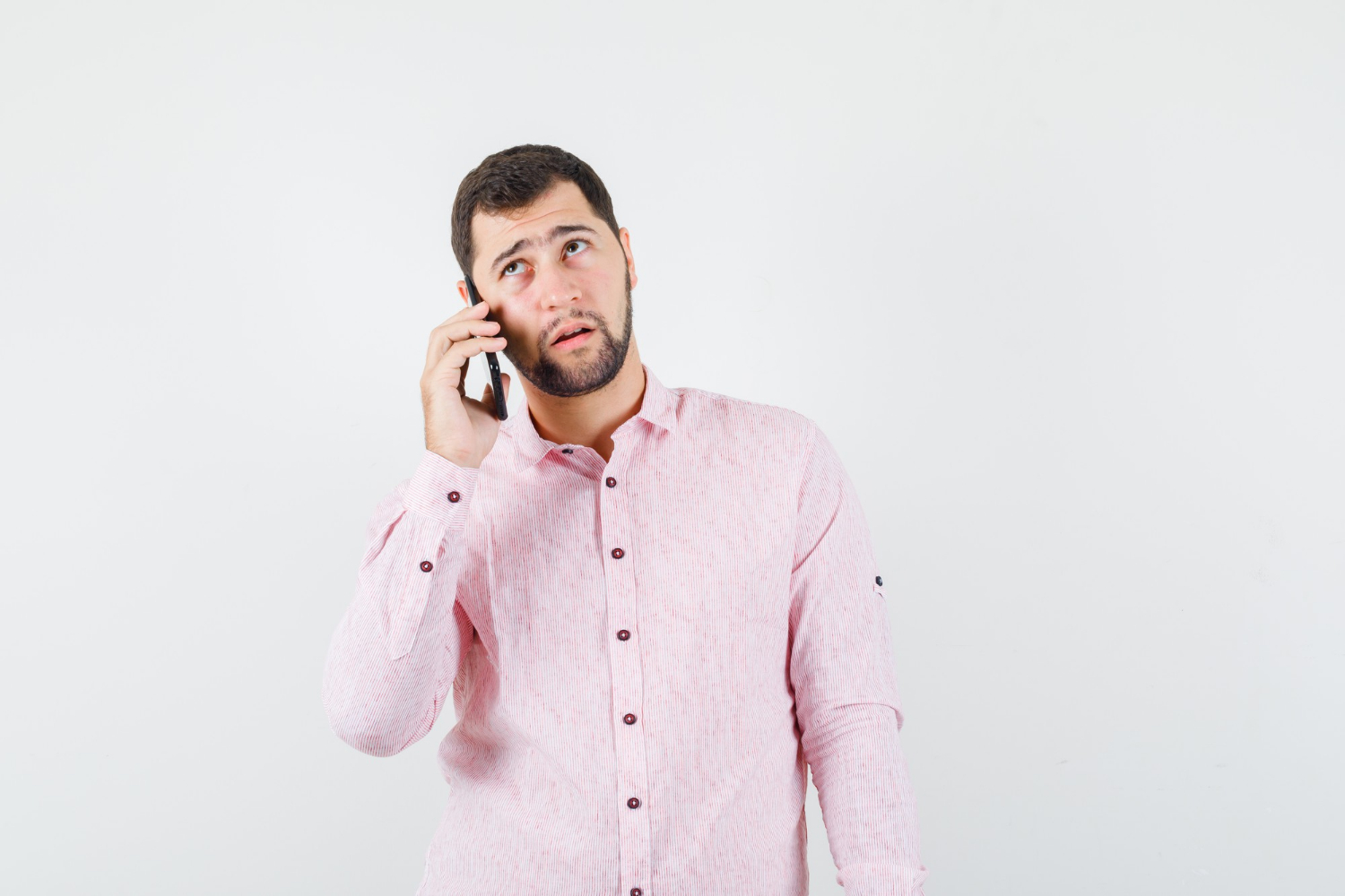 Ein Mann spricht am Telefon | Quelle: Freepik