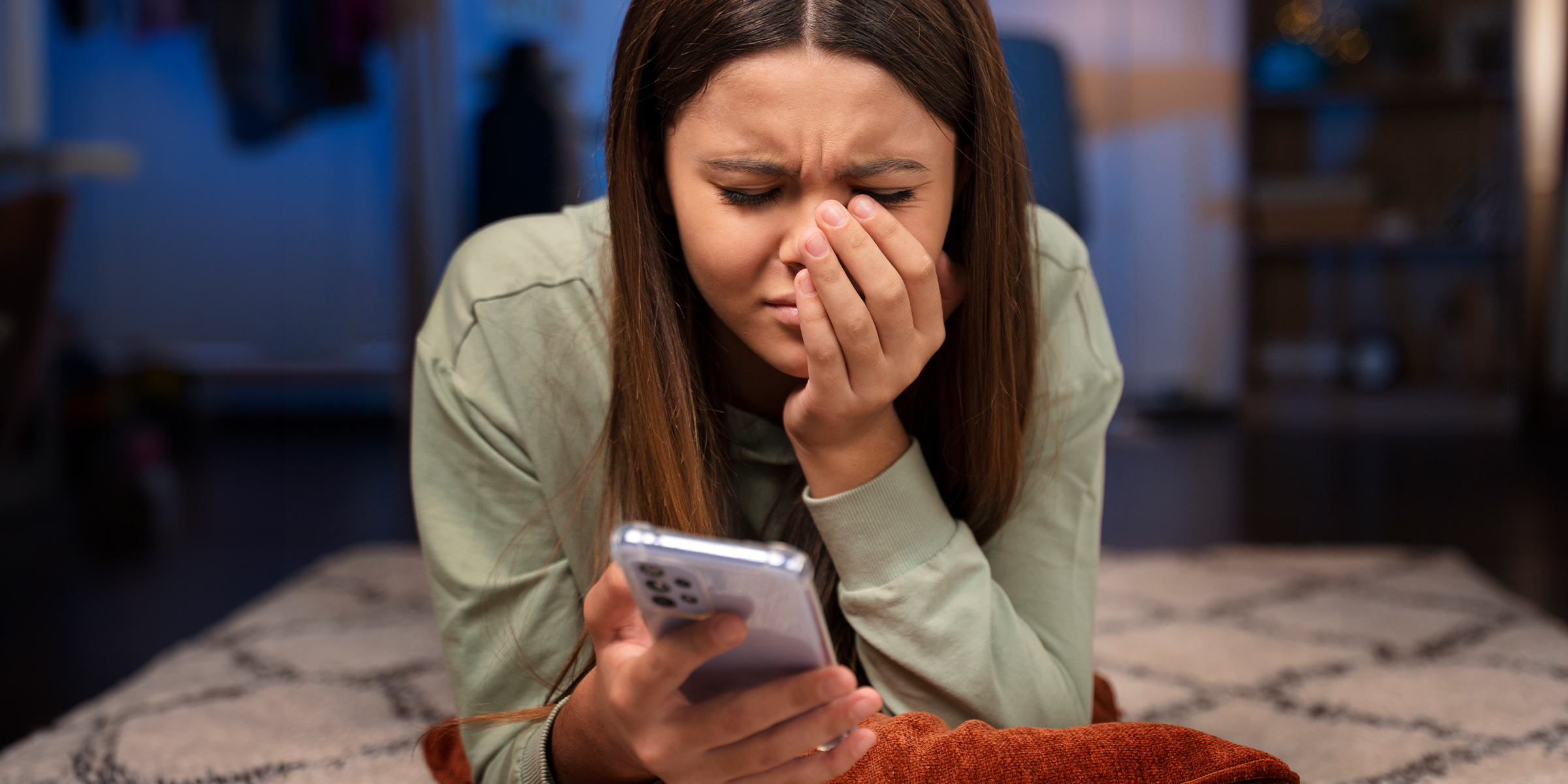 Eine emotionale Frau schaut auf ihr Telefon | Quelle: Freepik.com