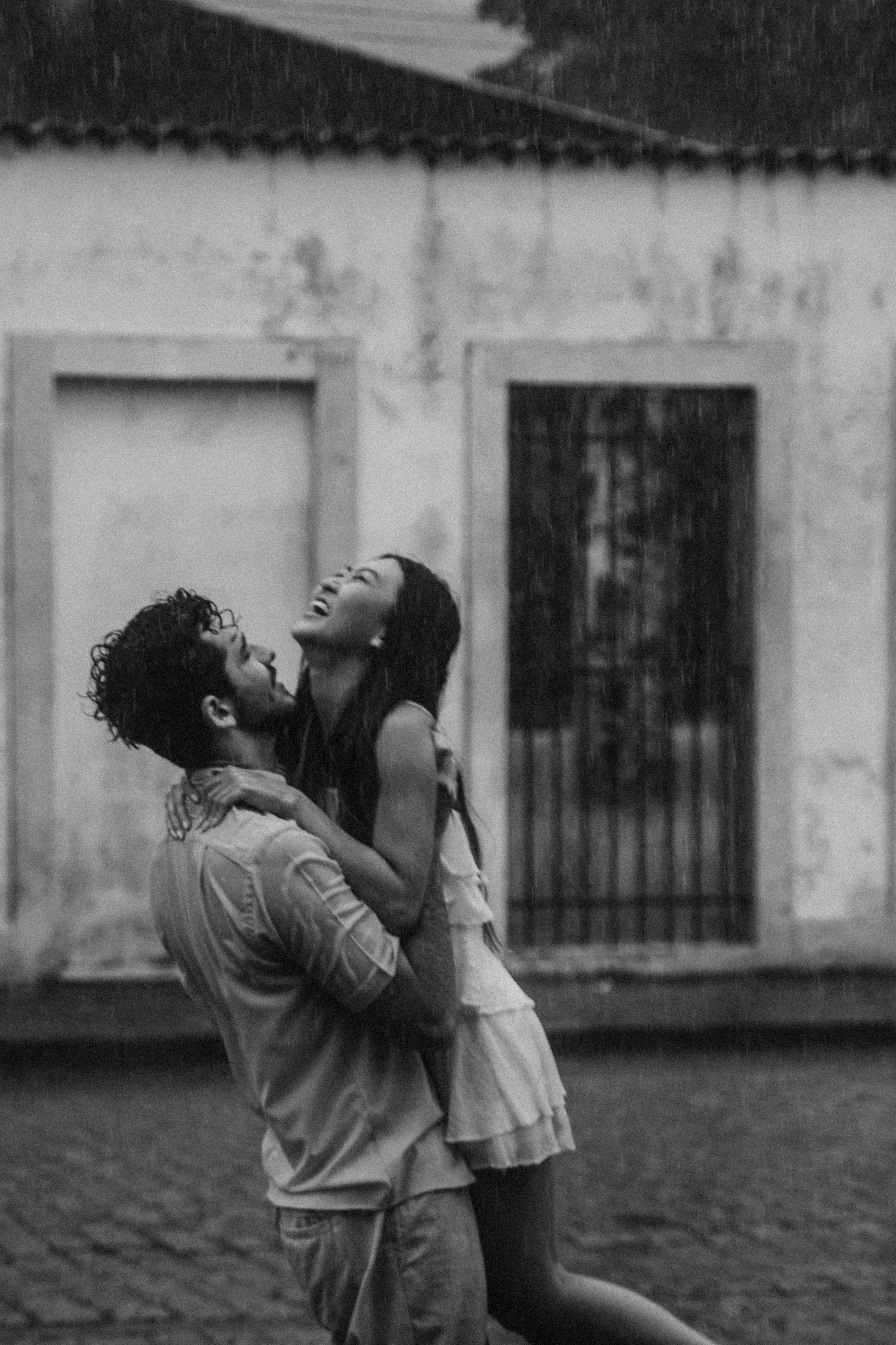 Ein glückliches Paar steht im Regen | Quelle: Pexels