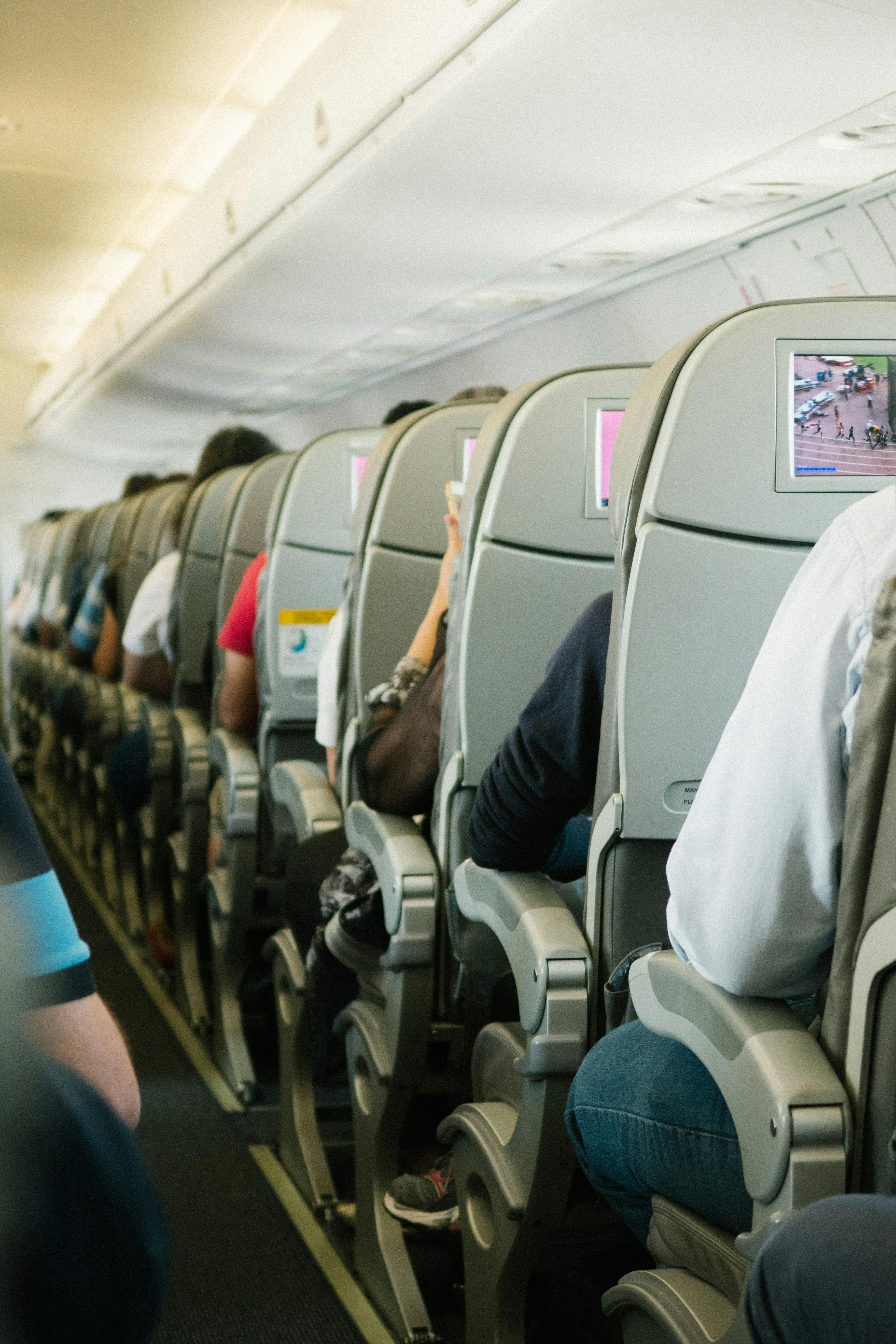 Menschen, die in einem Flugzeug sitzen | Quelle: Pexels