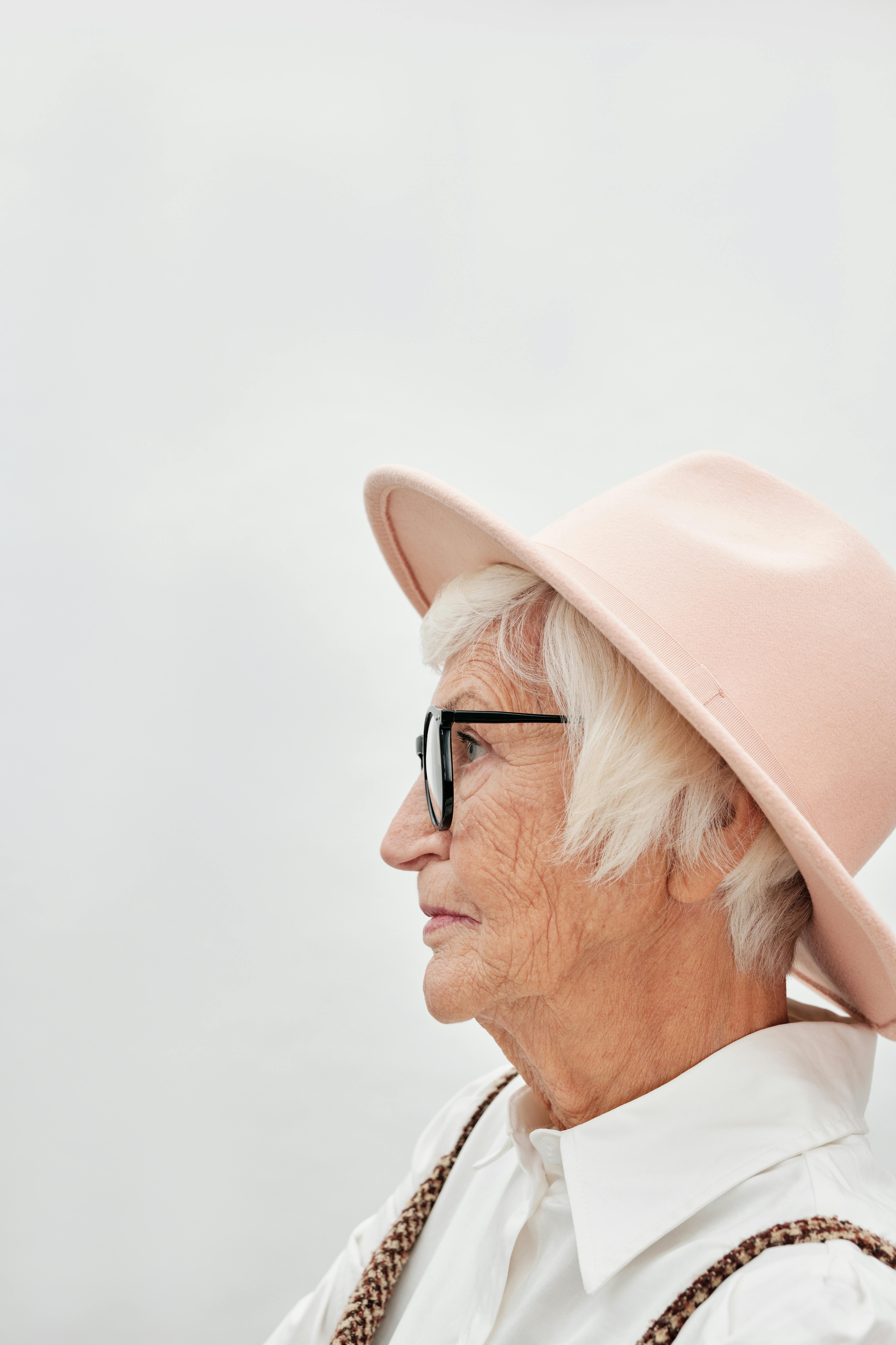 Eine besorgte Frau, die etwas beobachtet | Quelle: Pexels