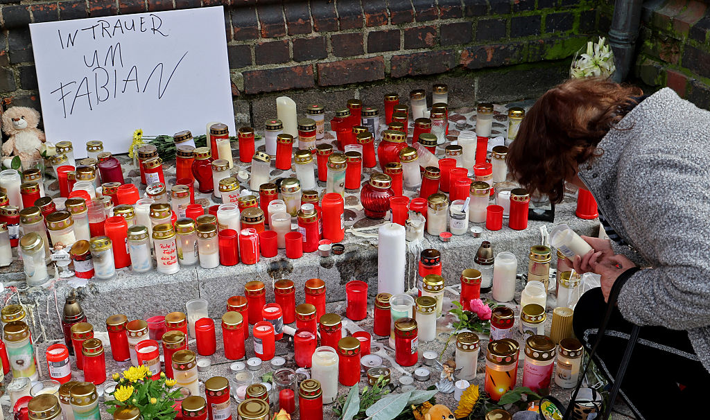 In der St. Mary's Church stehen Grablichter, Blumen und Kuscheltiere zum Gedenken an den vermissten achtjährigen Fabian; auf einem Schild steht „In Trauer um Fabian“. | Quelle: Getty Images