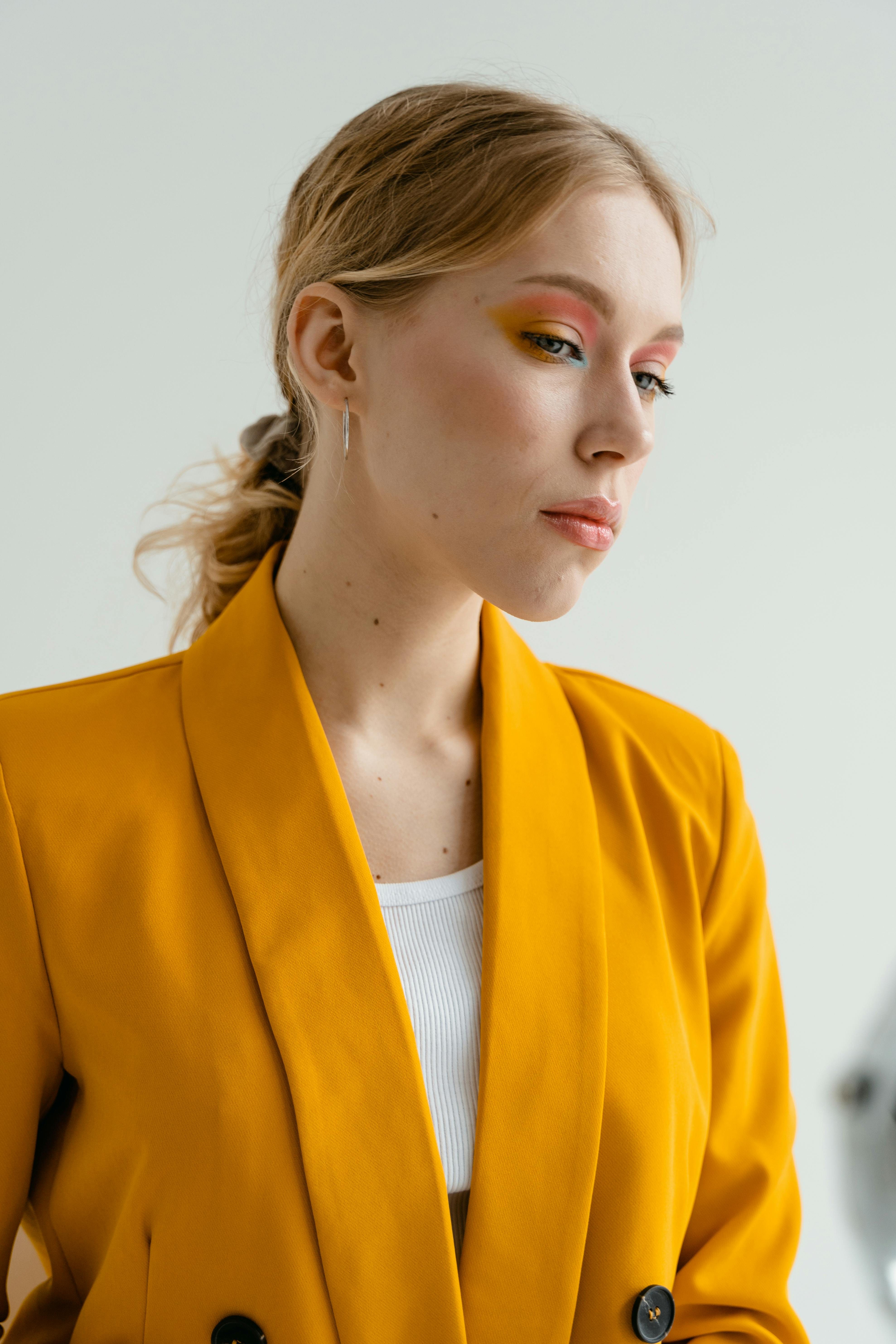 Eine Frau in einem leuchtend gelben Anzug | Quelle: Pexels