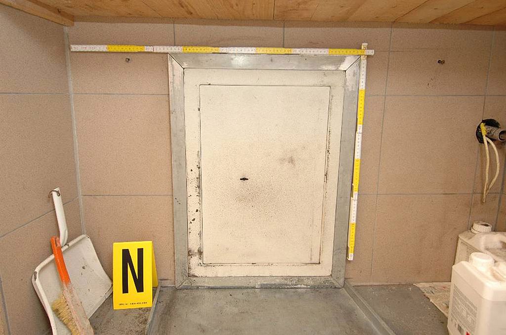 Auf diesem undatierten Polizeifoto führt eine Tür hinter einem Schrank von der Garage in einen versteckten Raum des Hauses, in dem die entführte Natascha Kampusch in einem Wiener Vorort, Österreich, gefangen gehalten wurde. | Quelle: Getty Images