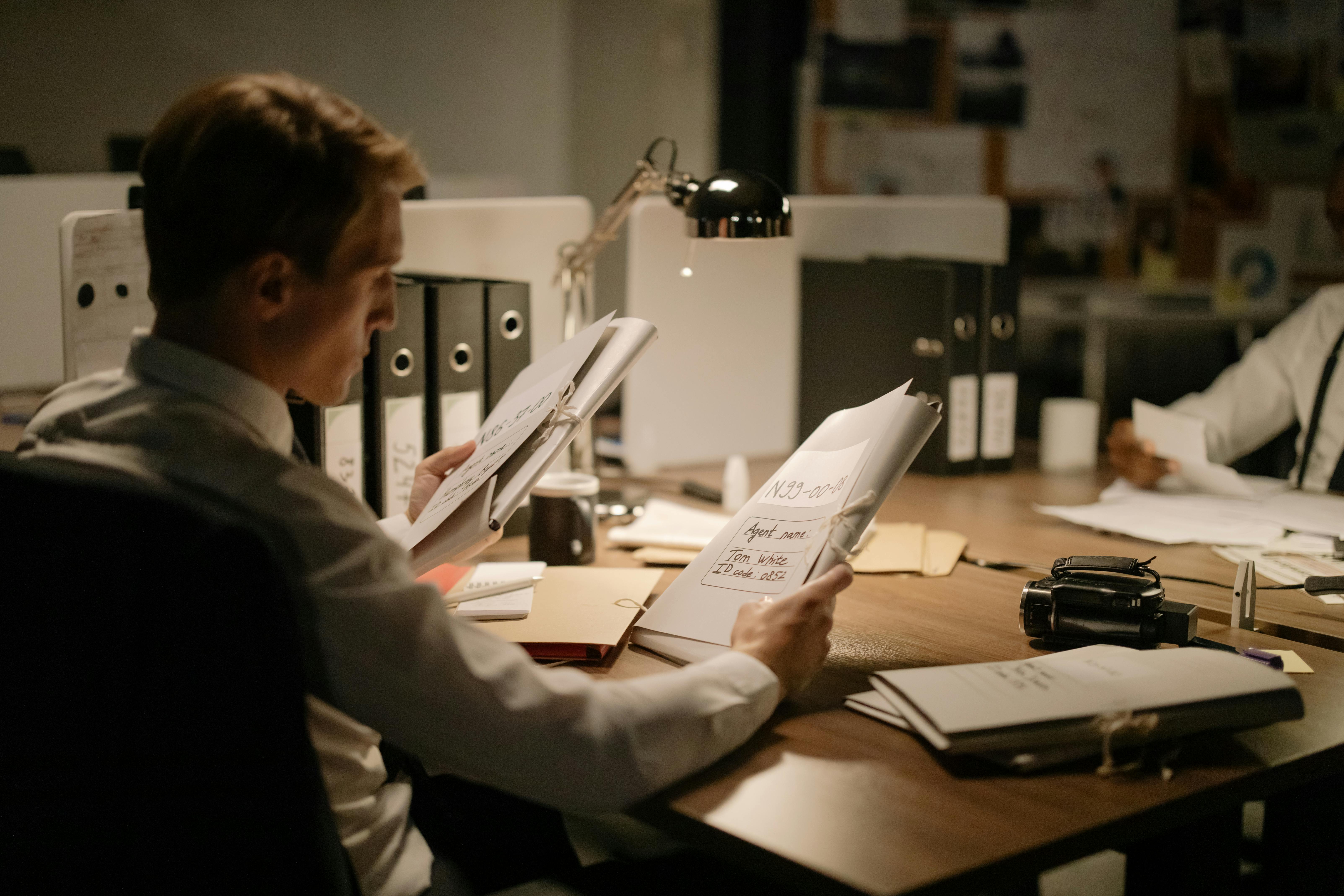 Ein Mann sitzt an einem Schreibtisch | Quelle: Pexels