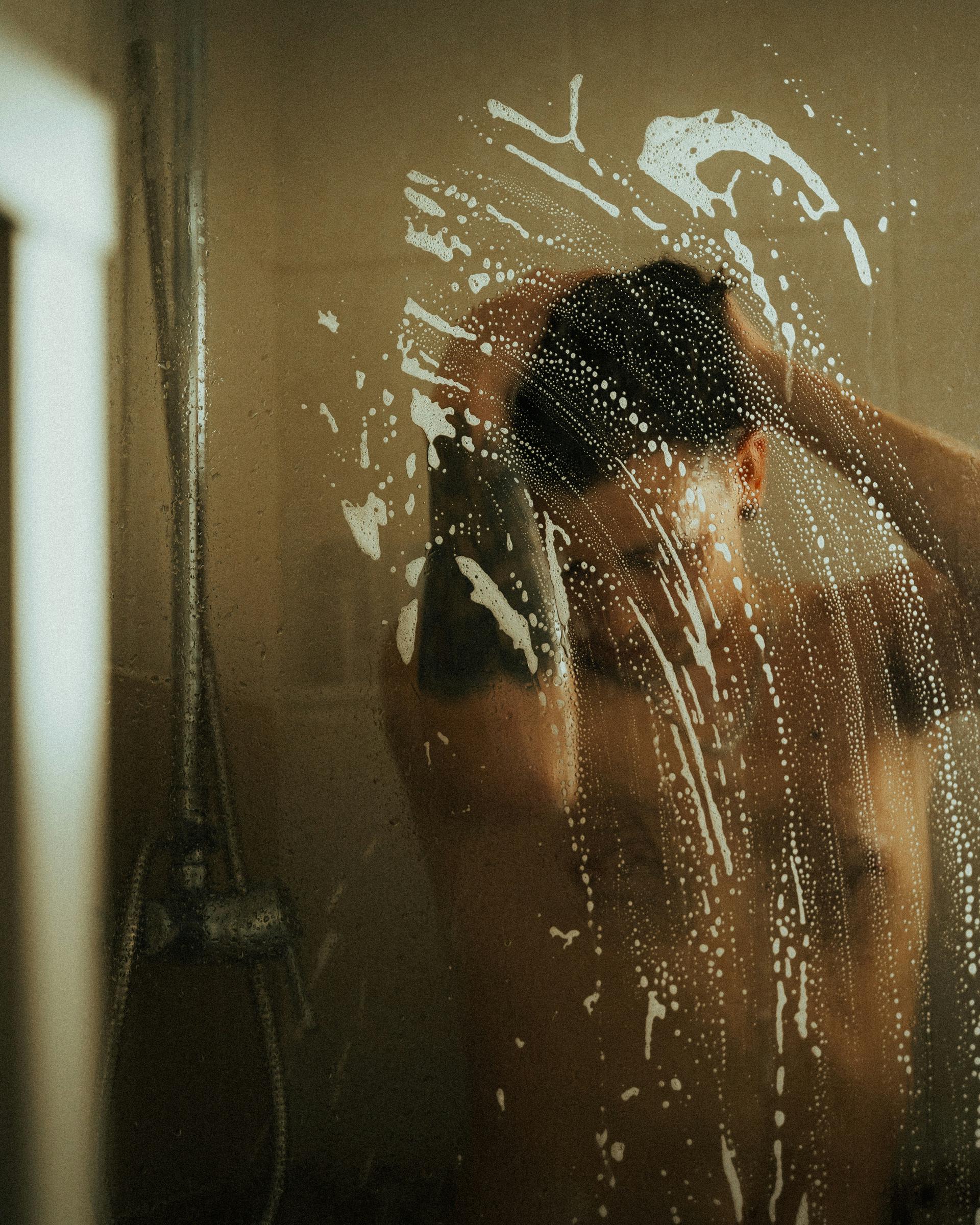 Ein Mann unter der Dusche | Quelle: Unsplash