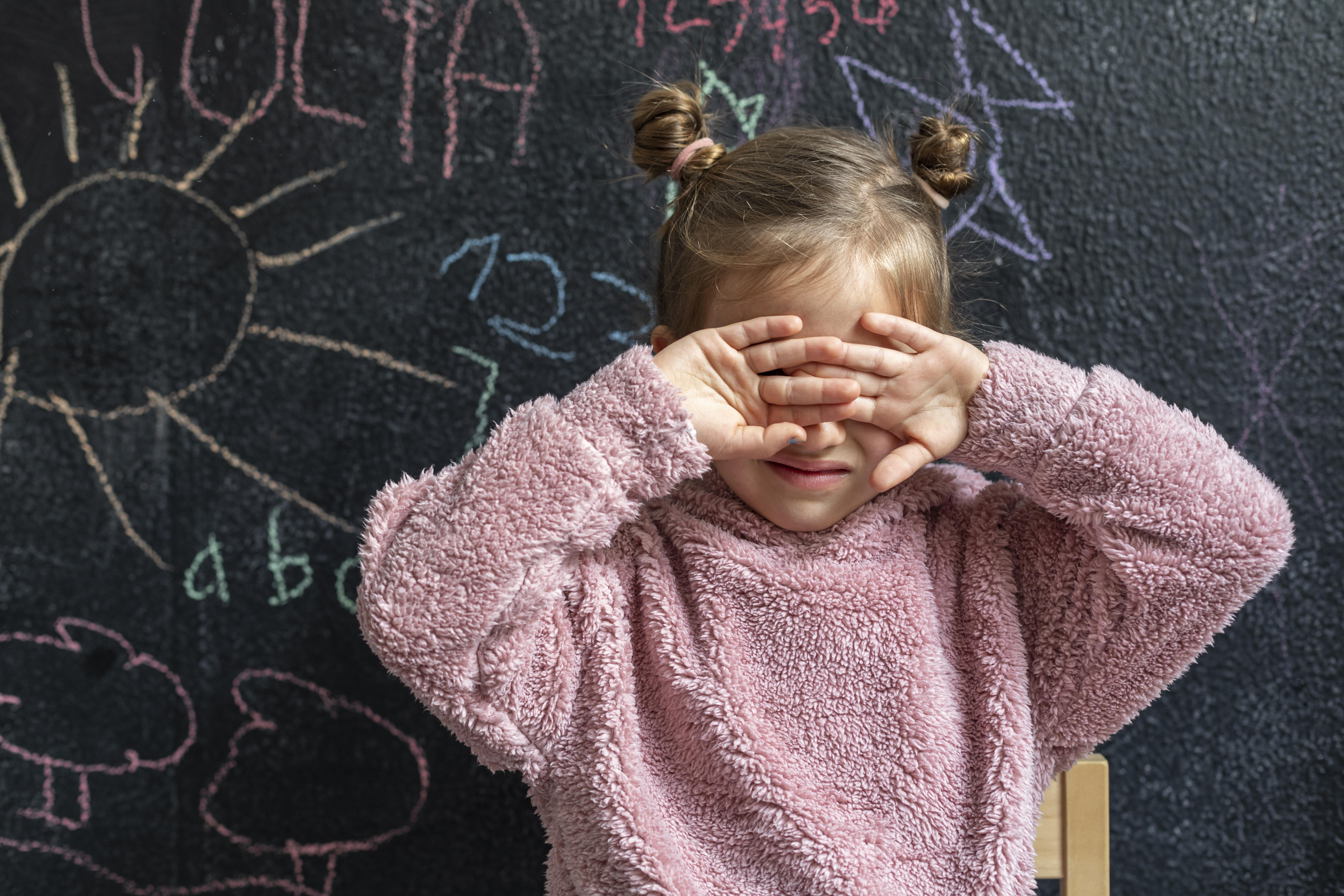 Verängstigtes kleines Mädchen | Quelle: Freepik