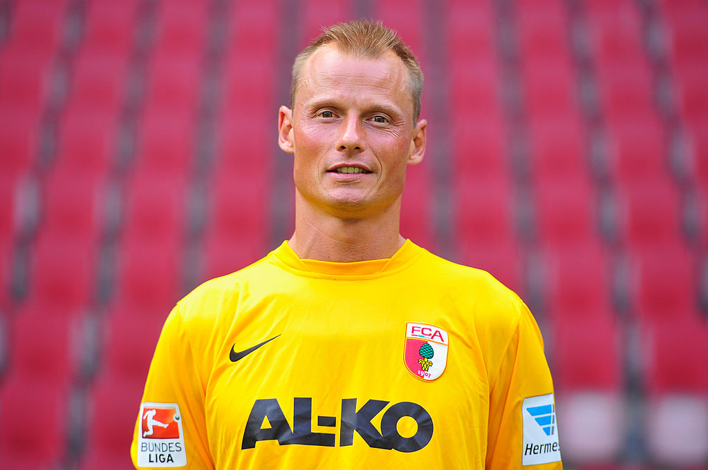 Alexander Manninger posiert während der Mannschaftspräsentation des FC Augsburg in der SGL Arena am 16. Juli 2014 in Augsburg. | Quelle: Getty Images