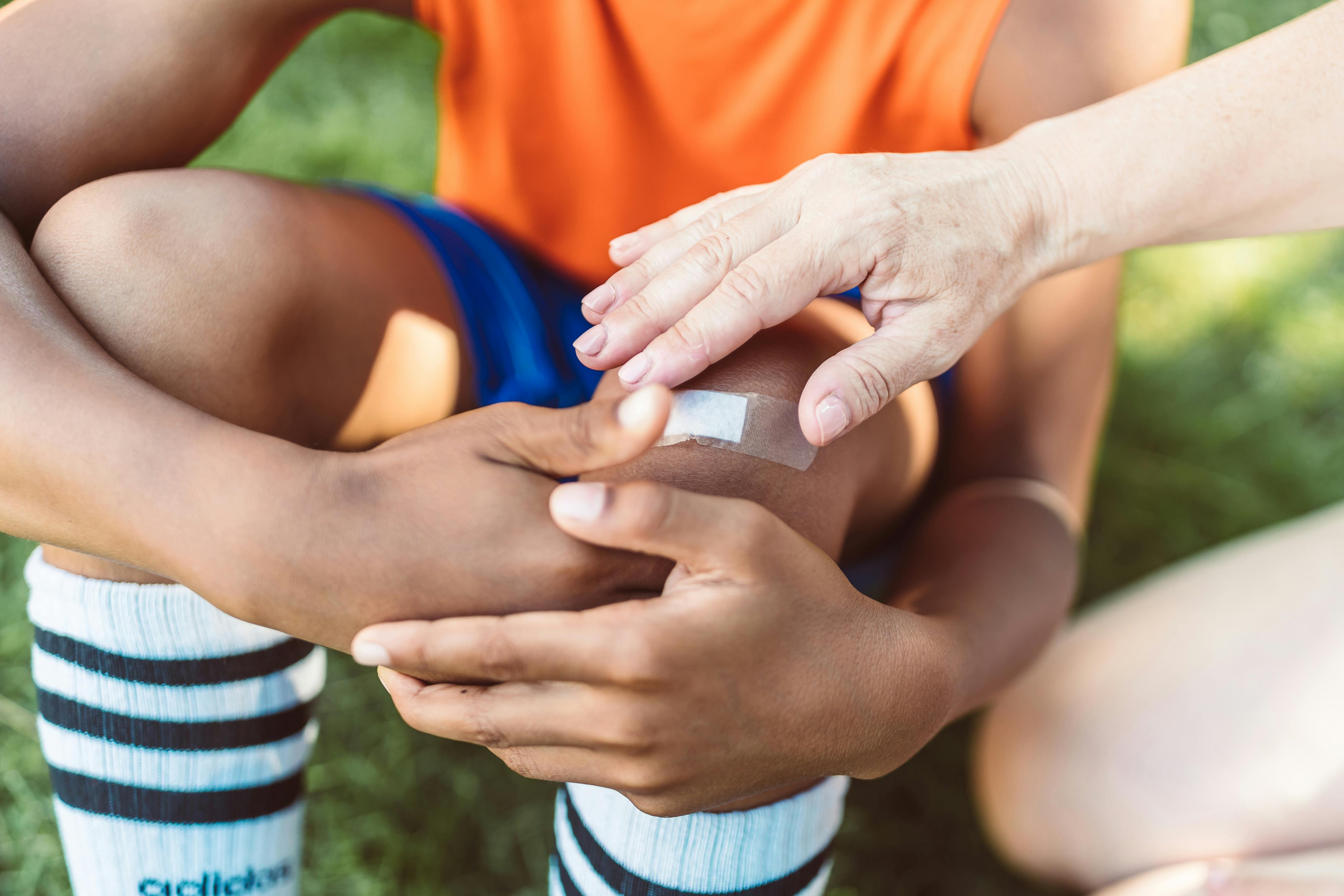 Ein Pflaster auf dem Knie eines Jungen | Quelle: Pexels