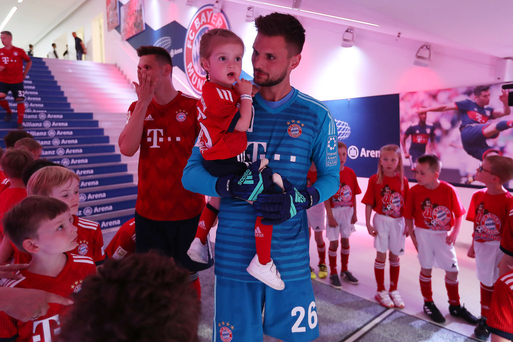 Torwart Sven Ulreich vom FC Bayern München steht mit seiner Tochter vor dem Bundesliga-Match zwischen dem FC Bayern München und dem VfB Stuttgart in der Allianz Arena am 12. Mai 2018 in München im Spielertunnel | Quelle: Getty Images