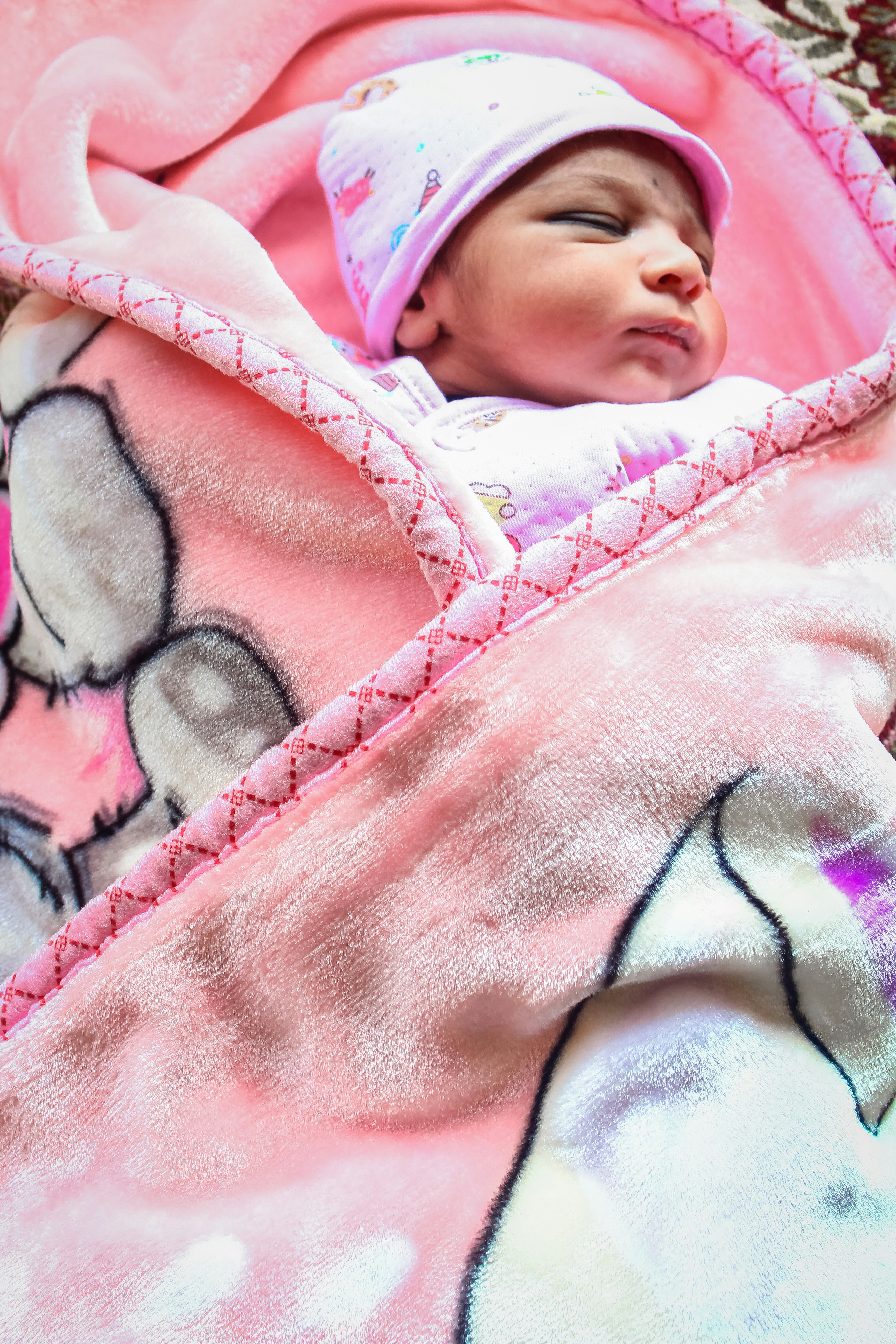 Ein Baby in einer Decke | Quelle: Unsplash