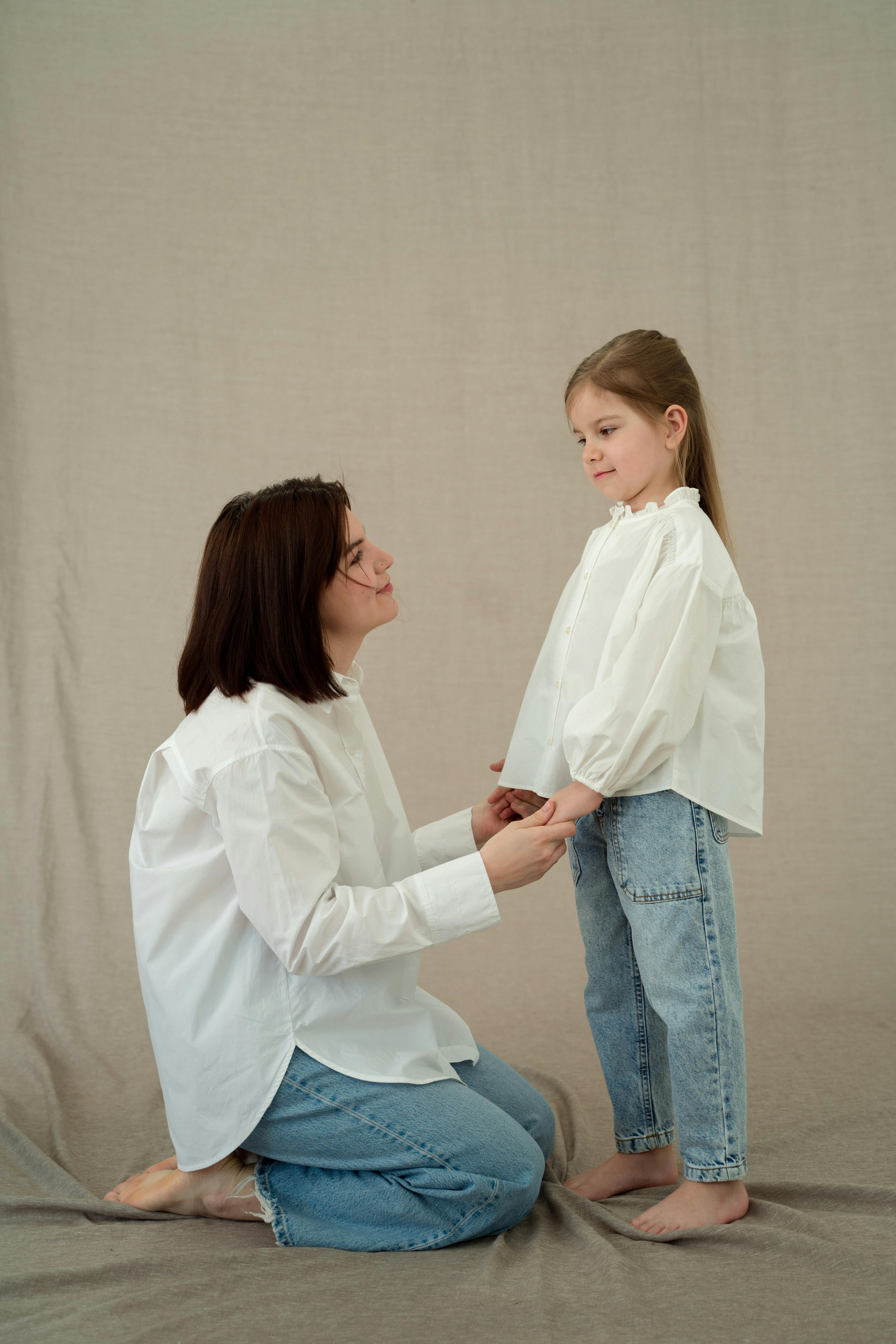 Mutter und Tochter in passenden Outfits | Quelle: Pexels