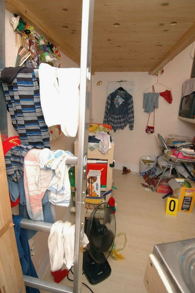 Auf diesem undatierten Polizeifoto führt eine Falltür von der Garage in einen geheimen Raum im Haus und Versteck der entführten Natascha Kampusch in einem Wiener Vorort, Österreich. | Quelle: Getty Images