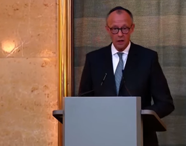 Bundeskanzler Merz bricht während seiner emotionalen Rede in Tränen aus | Quelle: youtube.com/@n-tv