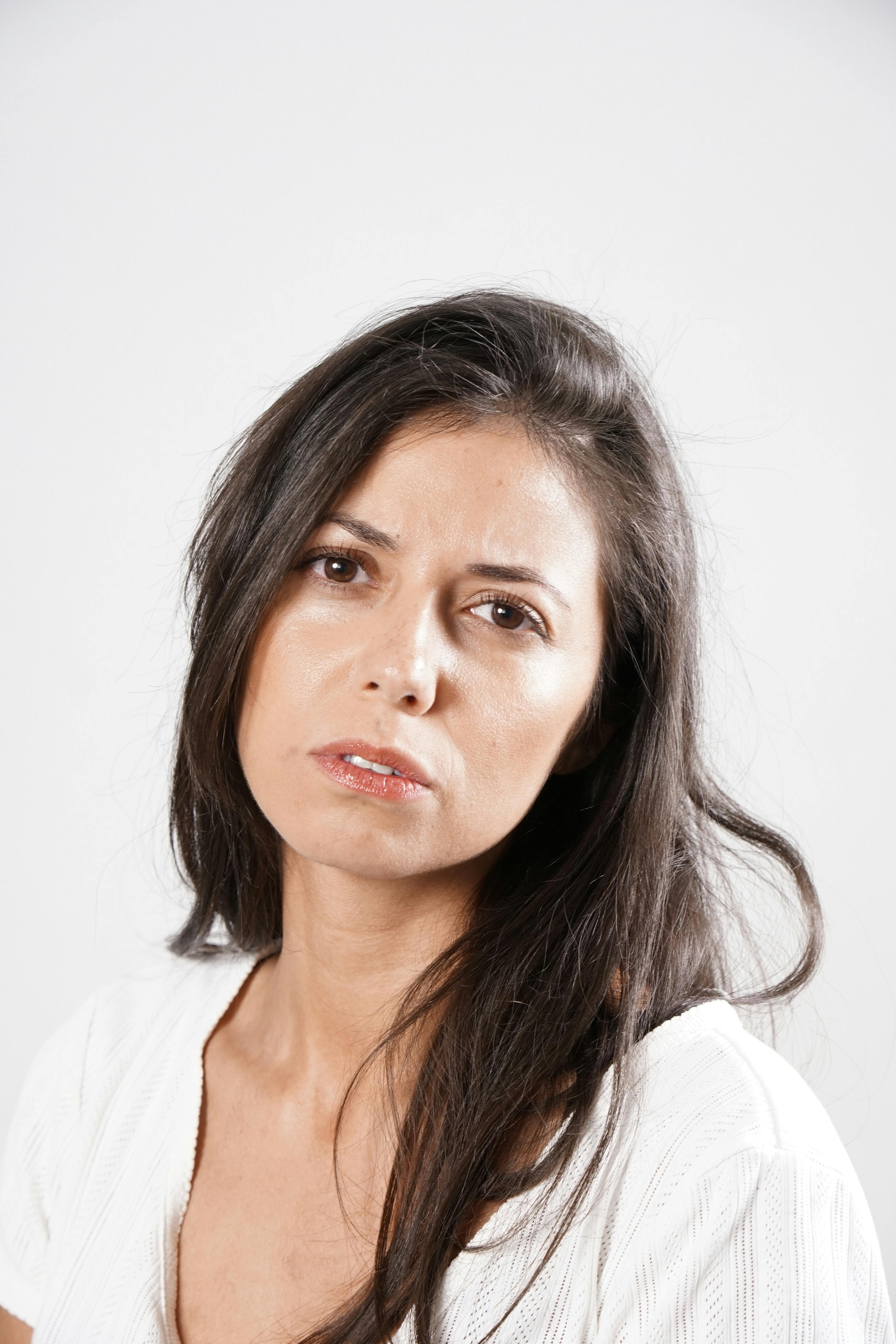 Eine verwirrte und besorgte Frau | Quelle: Pexels