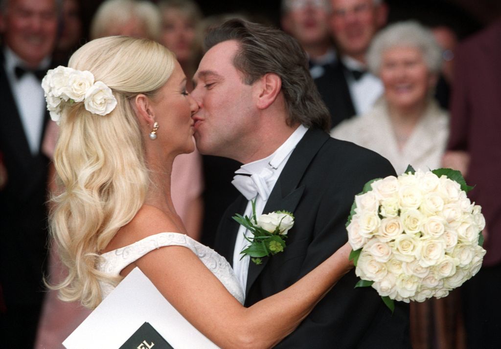 Jan Fedder und seine Braut Marion Kurt geben sich nach der kirchlichen Trauung am 15.7.2000 zur Freude der Hochzeitsgäste einen dicken Kuss | Quelle: Getty Images