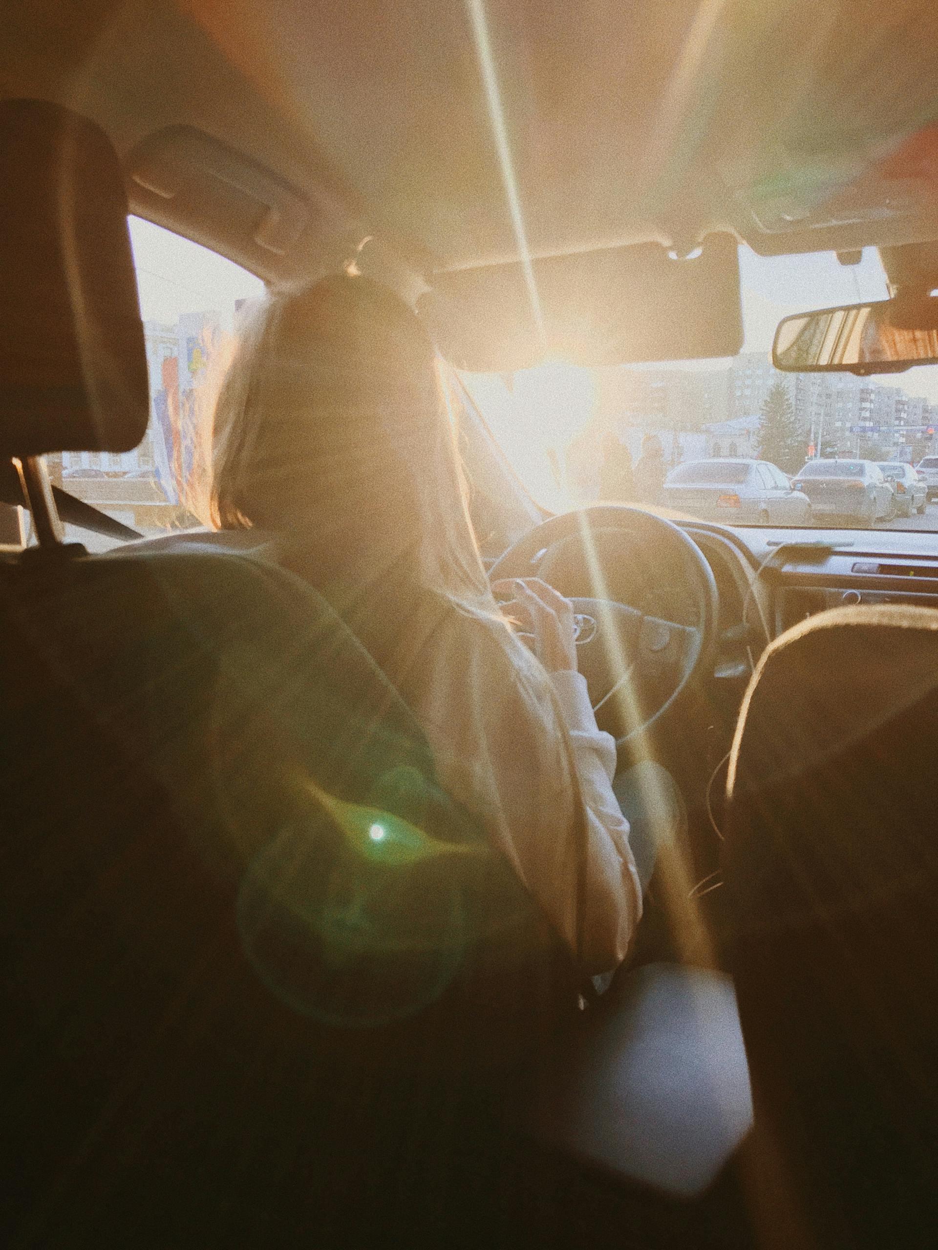 Eine Frau am Steuer eines Autos | Quelle: Pexels
