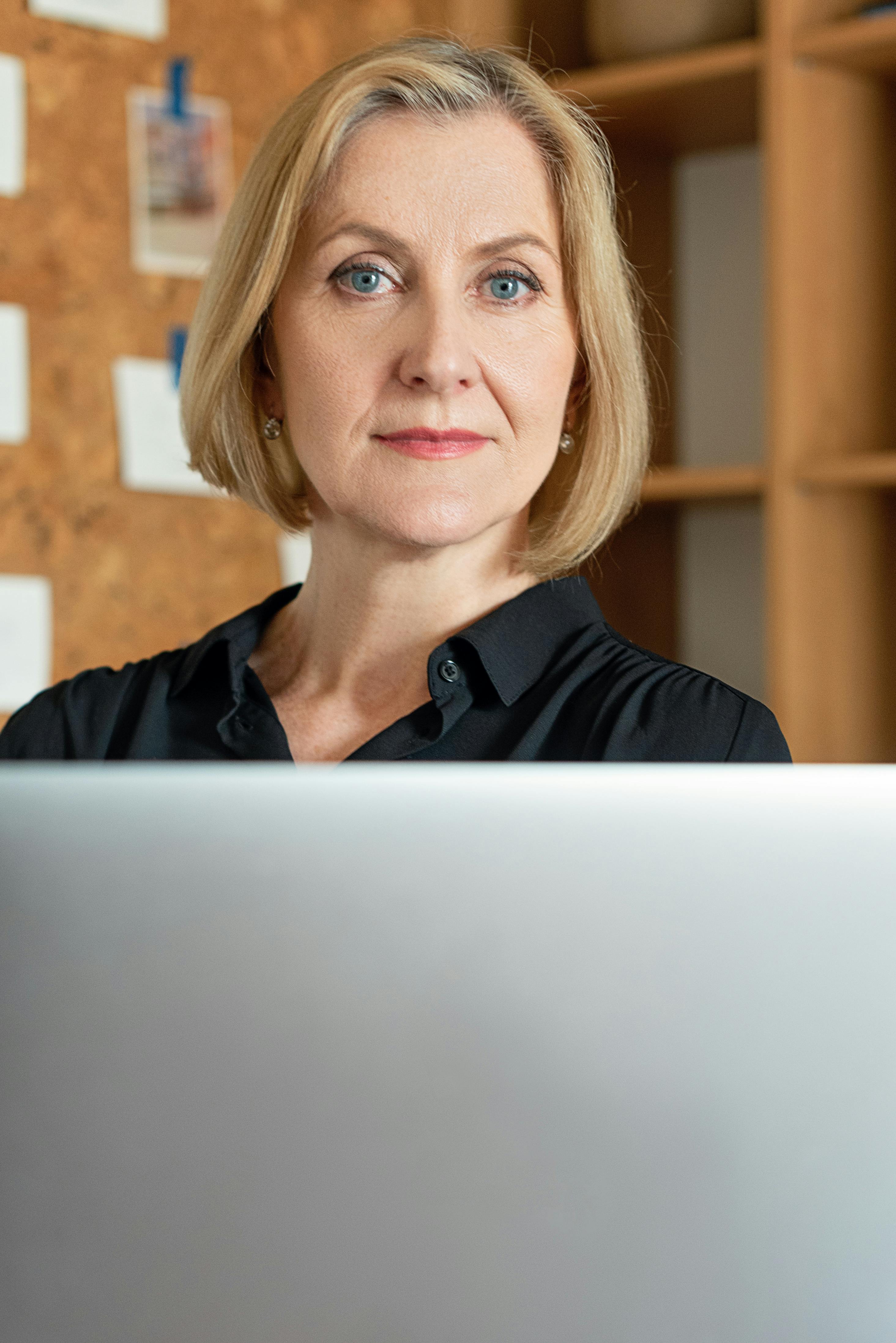 Eine ernste Frau, die geradeaus schaut | Quelle: Pexels